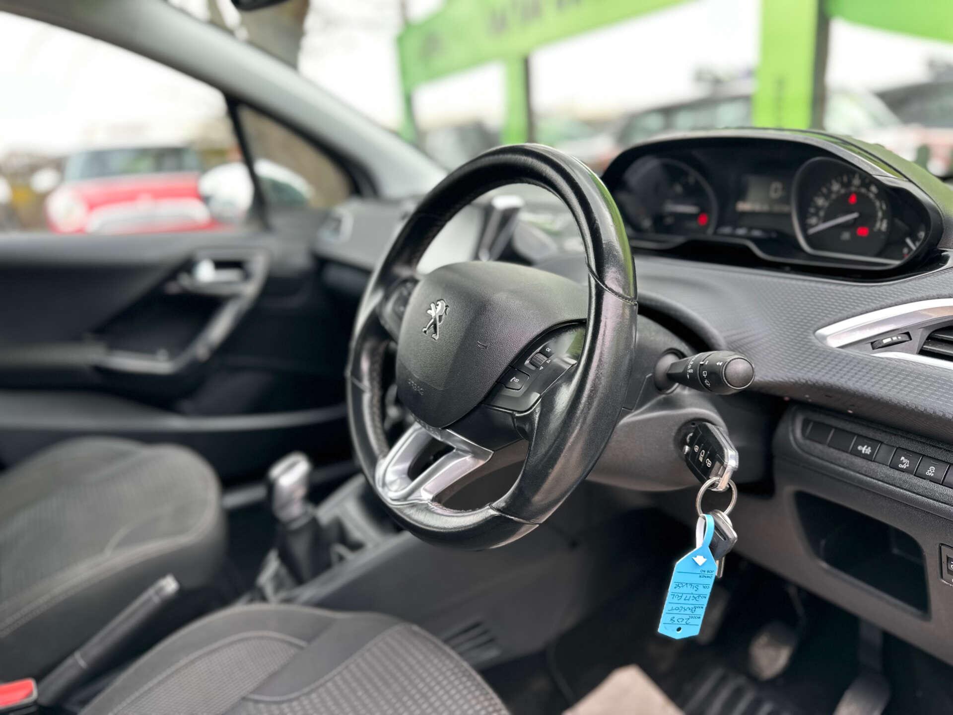 Peugeot 208 view 2
