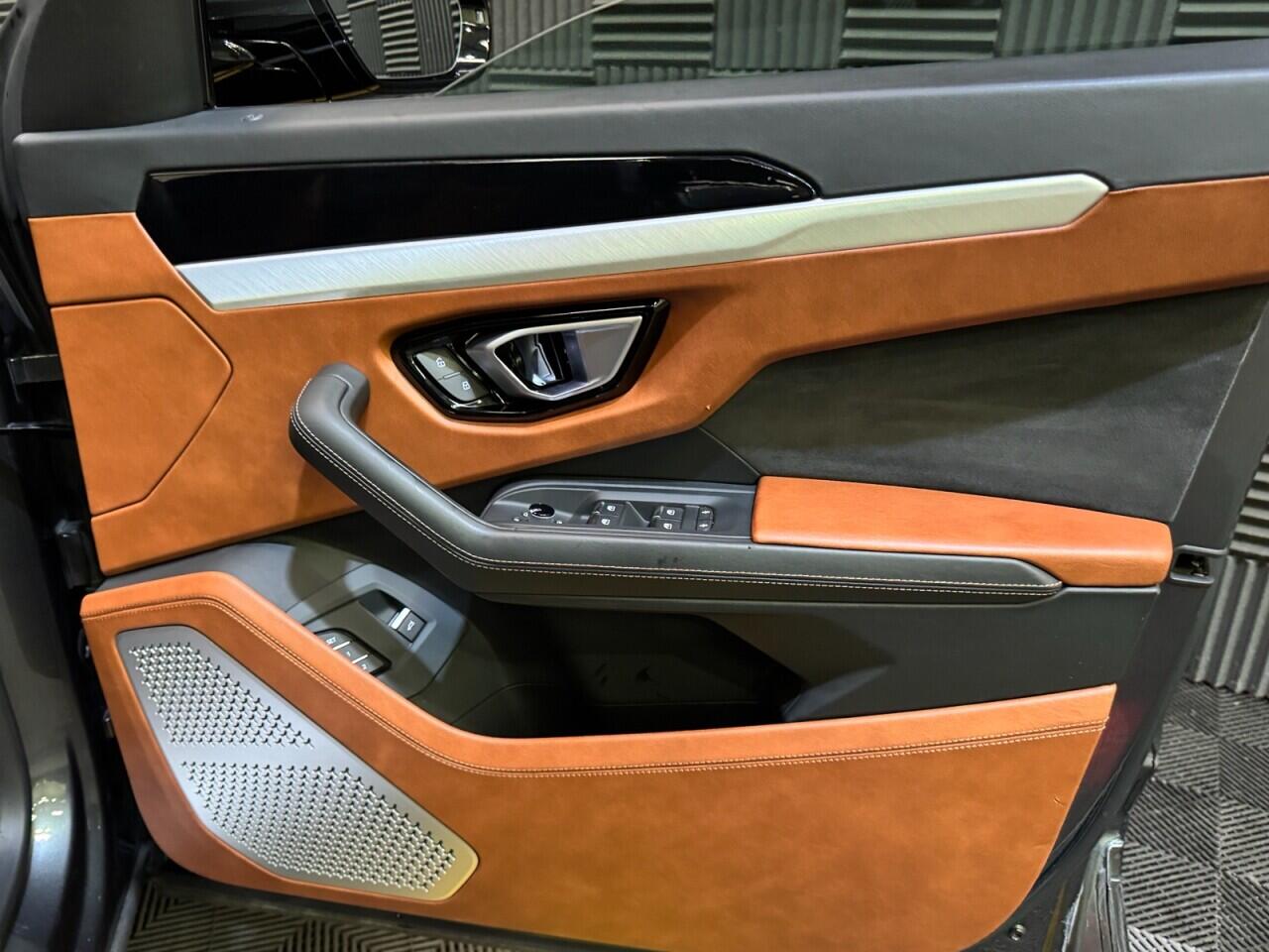 Lamborghini Urus view 22
