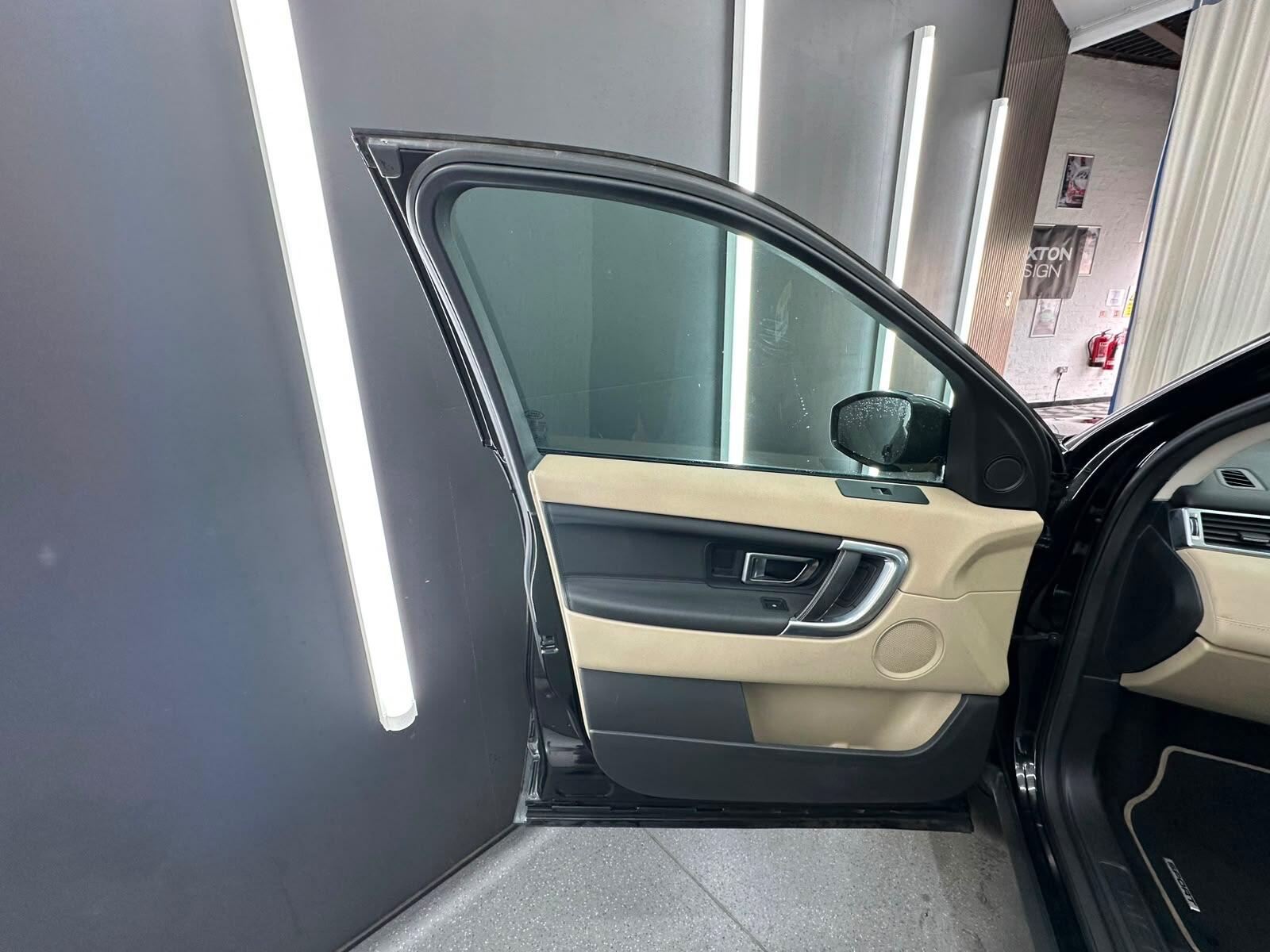 Land Rover Discovery Sport view 20