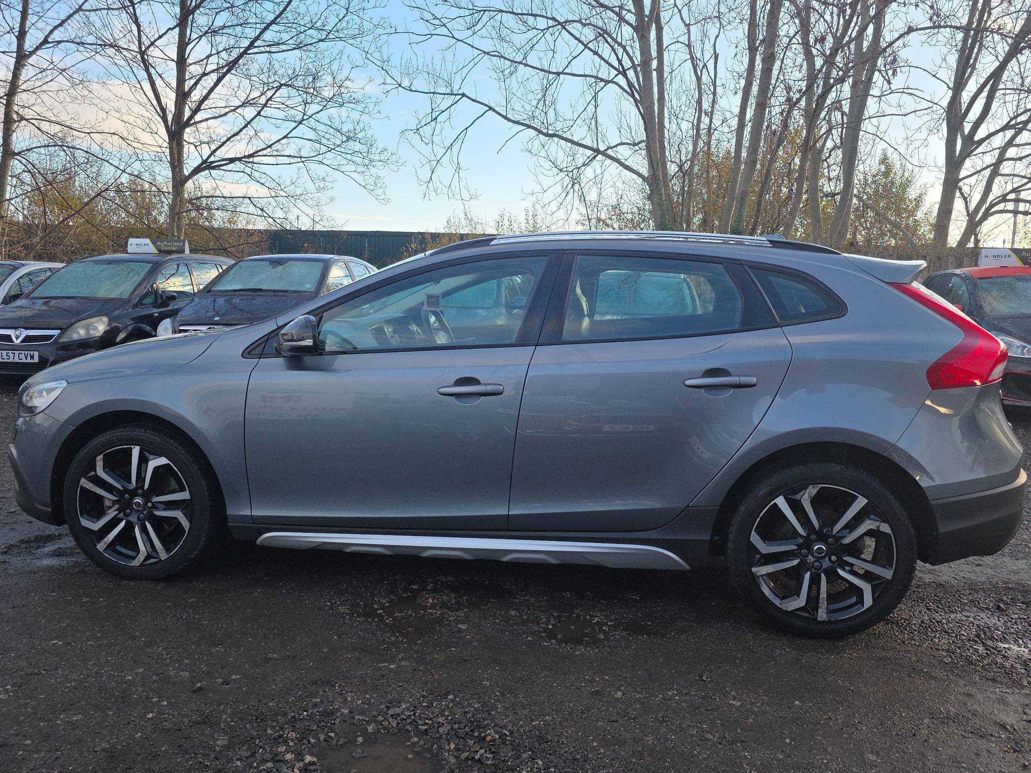 2017 Volvo V40 Cross Country 2.0 T3 Pro Euro 6 (s/s) 5dr • 44,733 miles image 5