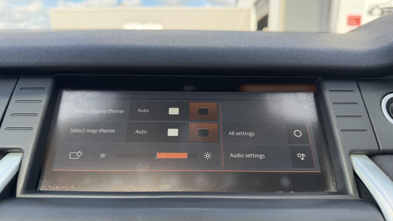 Land Rover Discovery Sport view 41