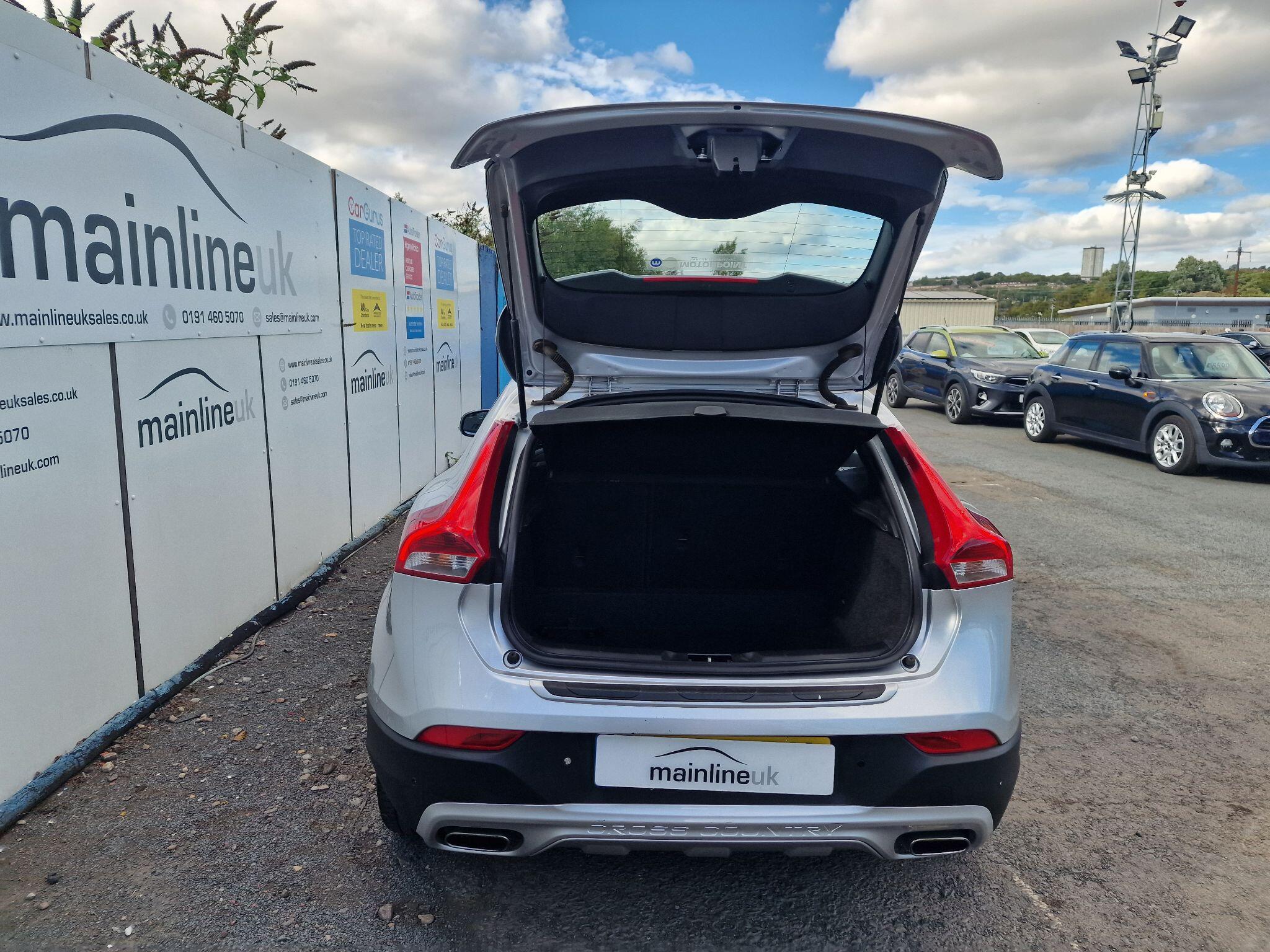 Volvo V40 Cross Country view 46