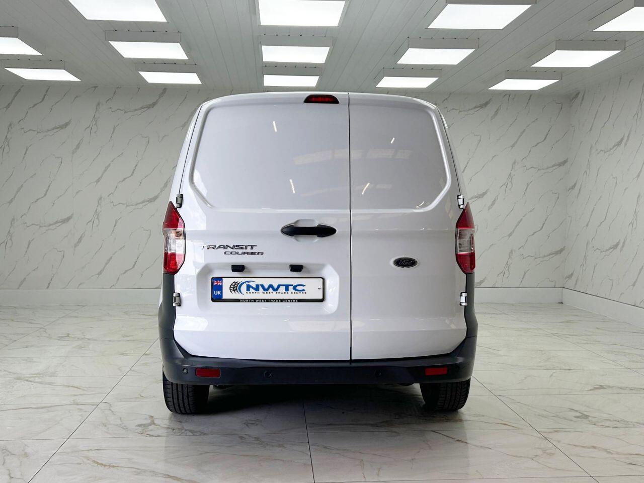 Ford Transit Courier view 11