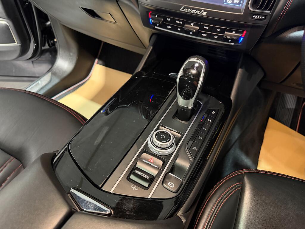 Maserati Levante view 26