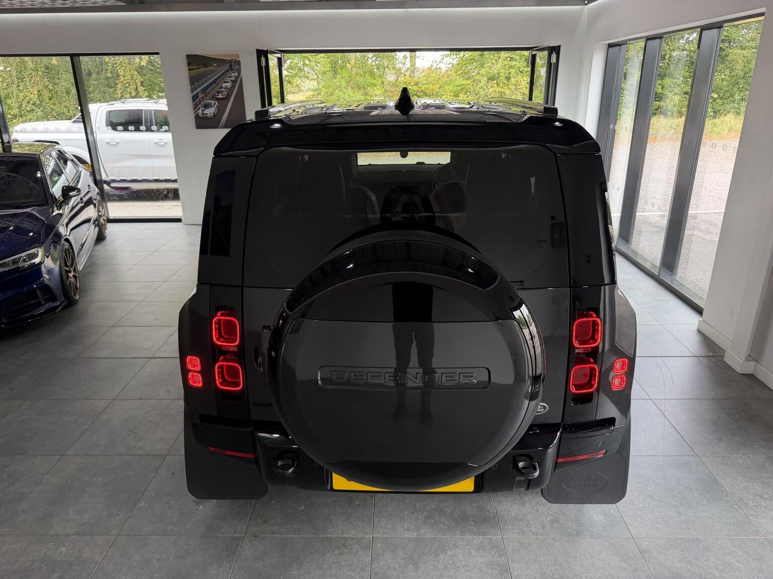 Land Rover Defender 110 view 65