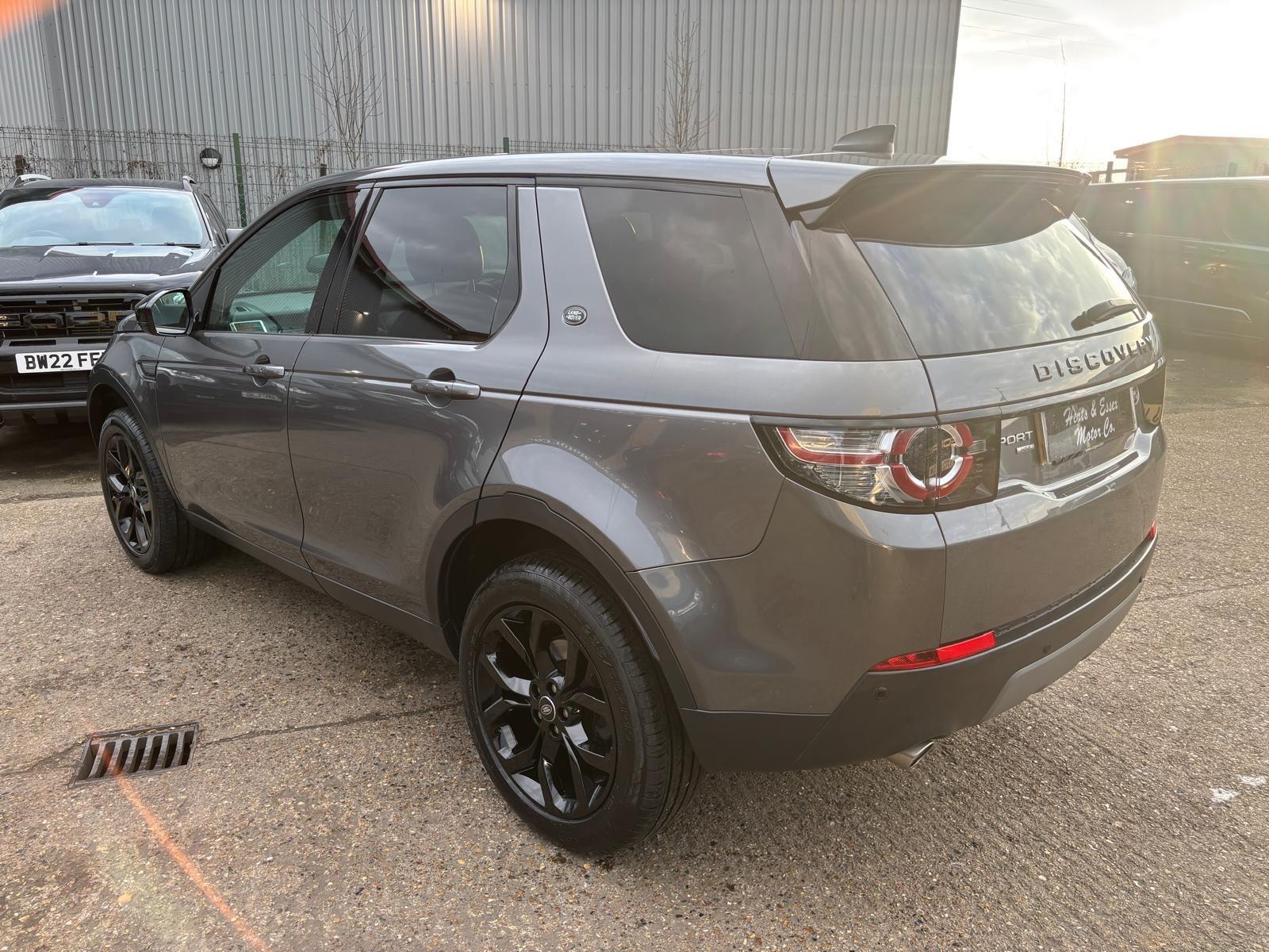 Land Rover Discovery Sport view 4