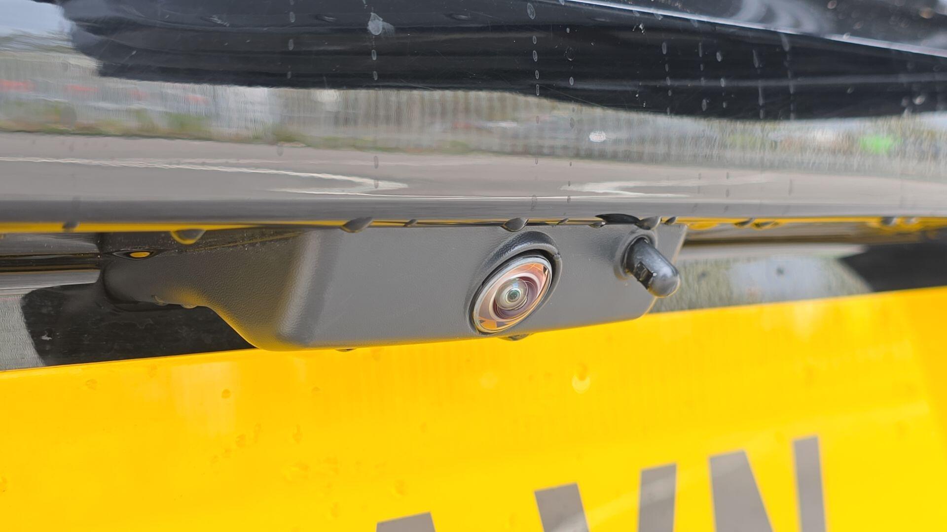 Land Rover Defender view 22