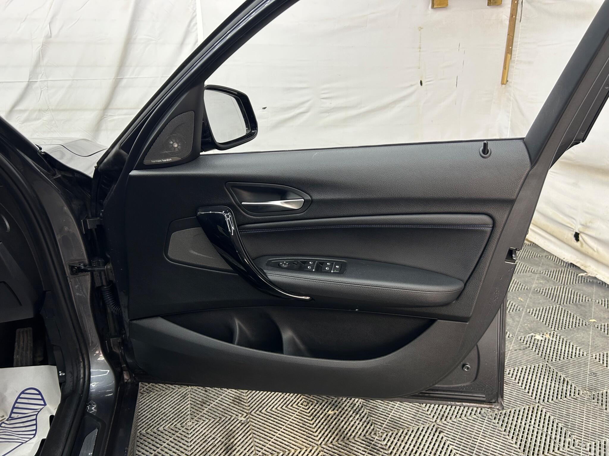 BMW 1 Series view 27