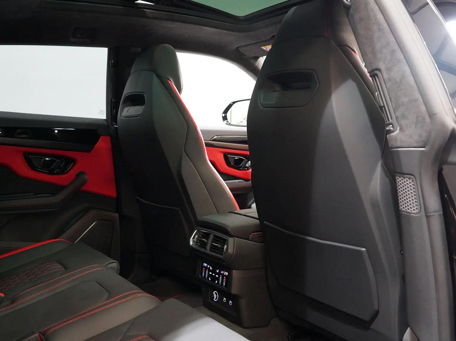 Lamborghini Urus view 36