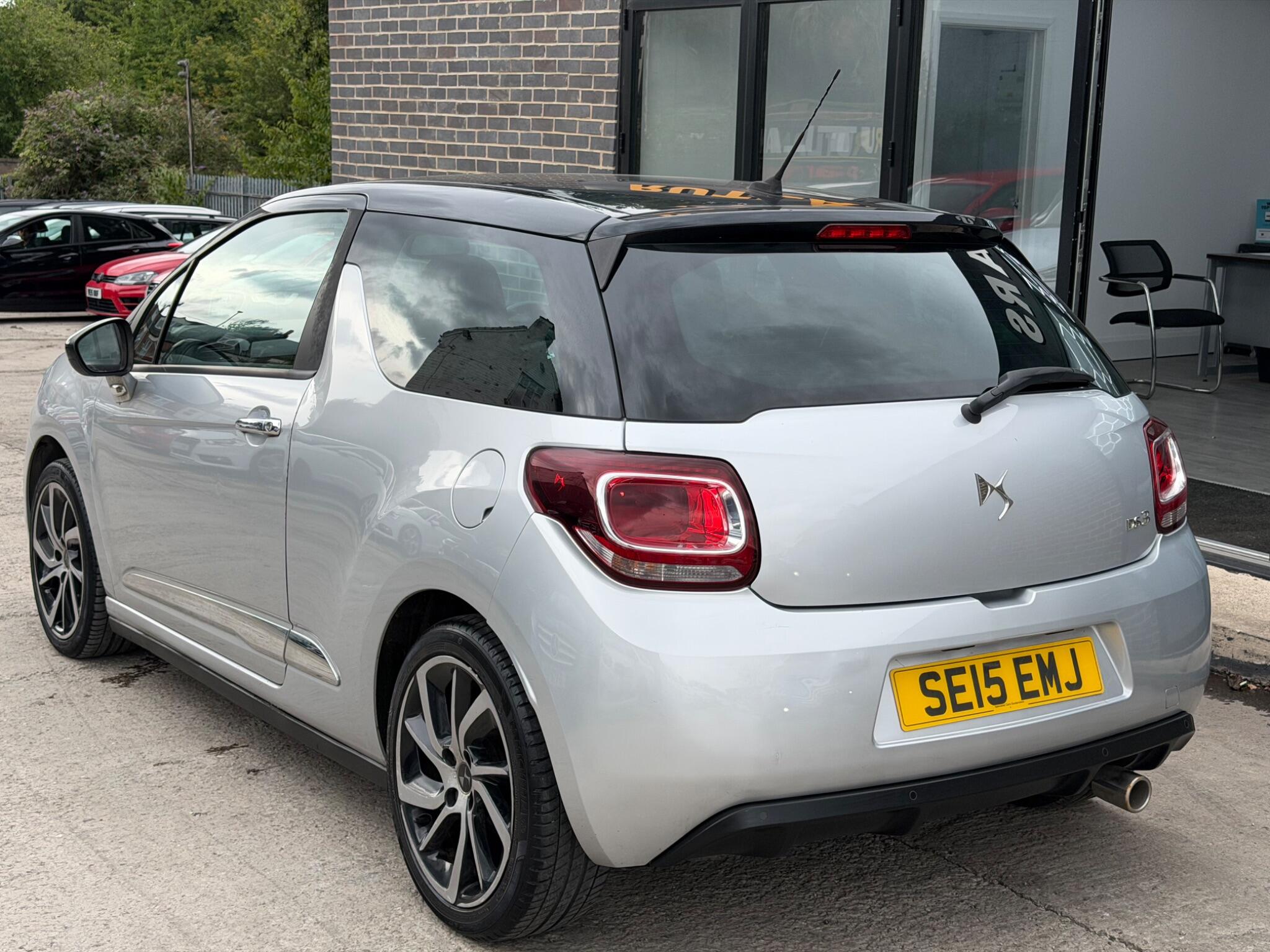 DS Automobiles DS 3 view 6