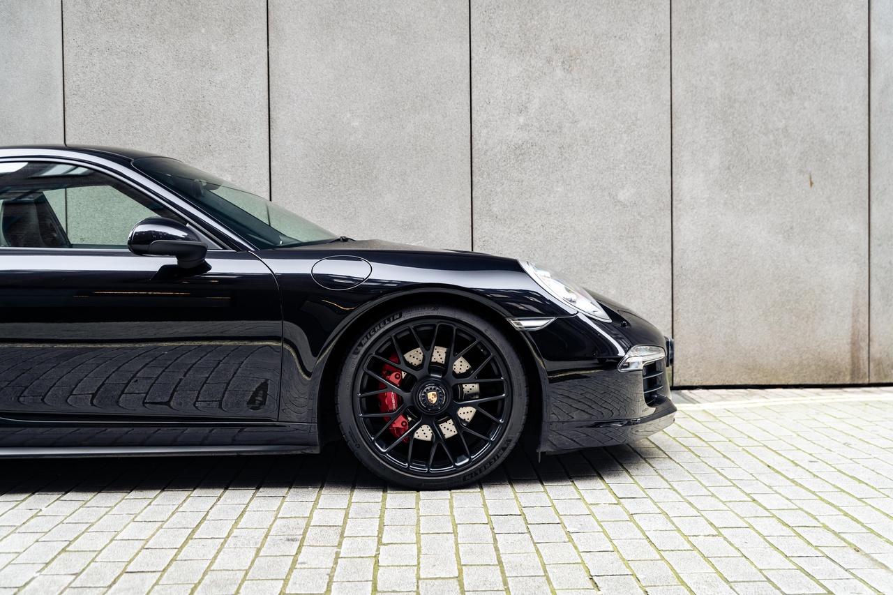 Porsche 911 view 7