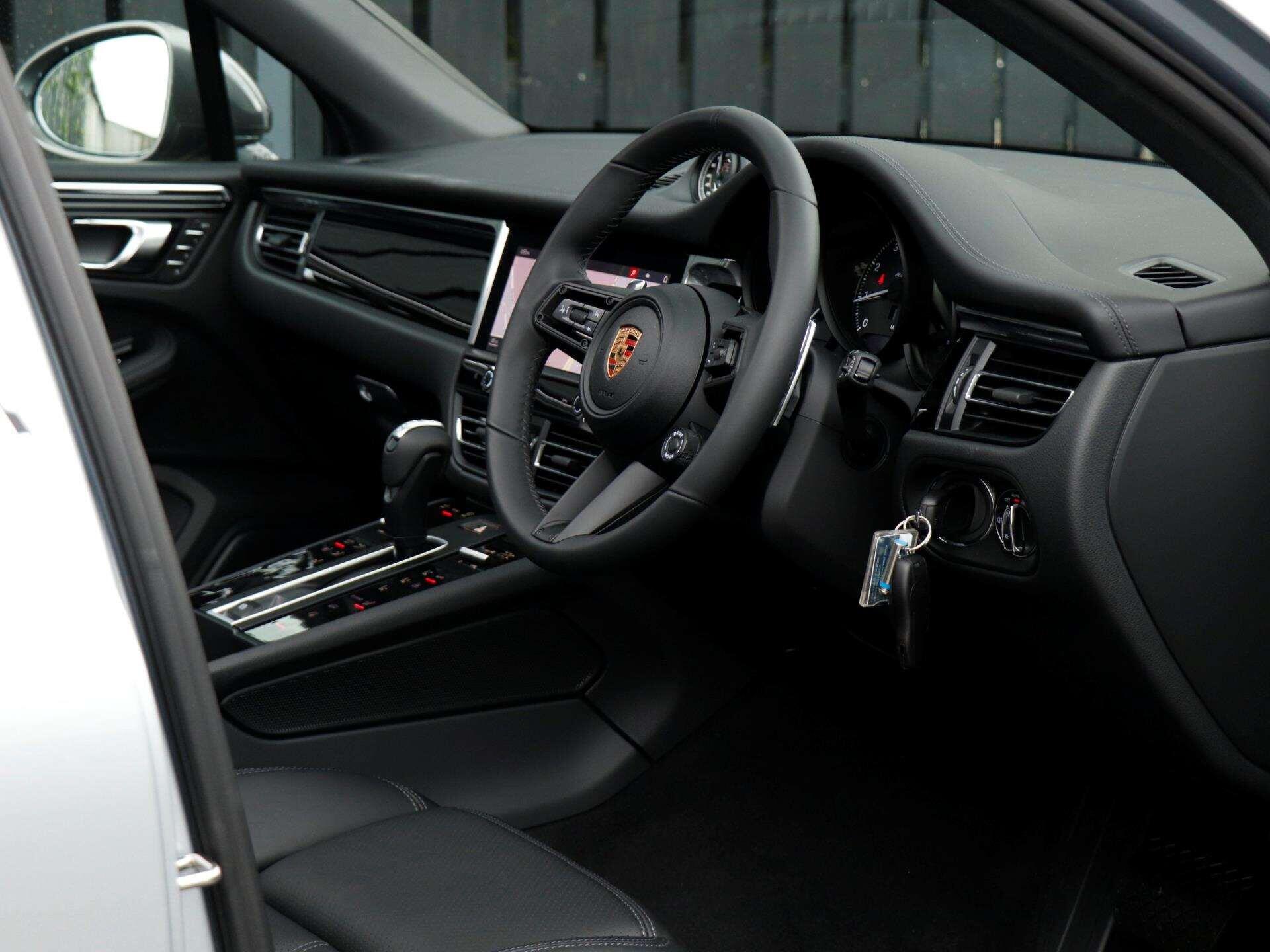 Porsche Macan view 11