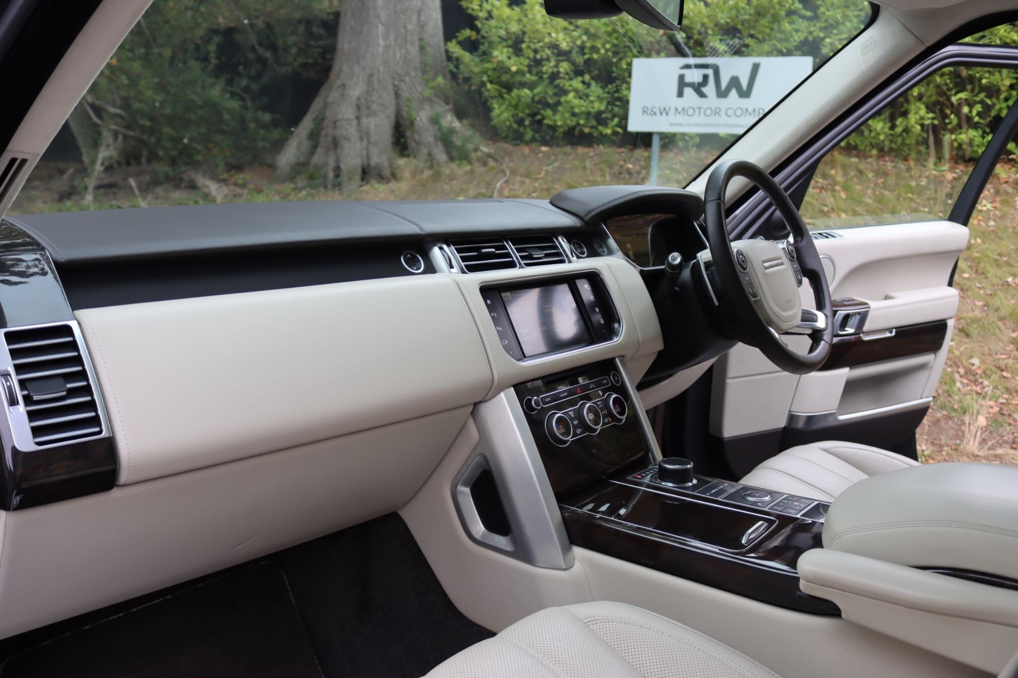 Land Rover Range Rover view 3