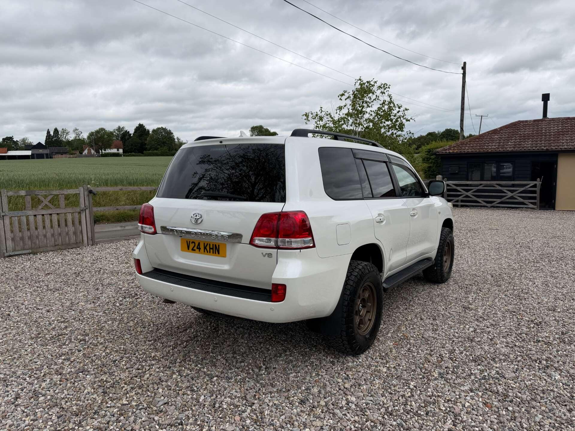Toyota Land Cruiser view 4