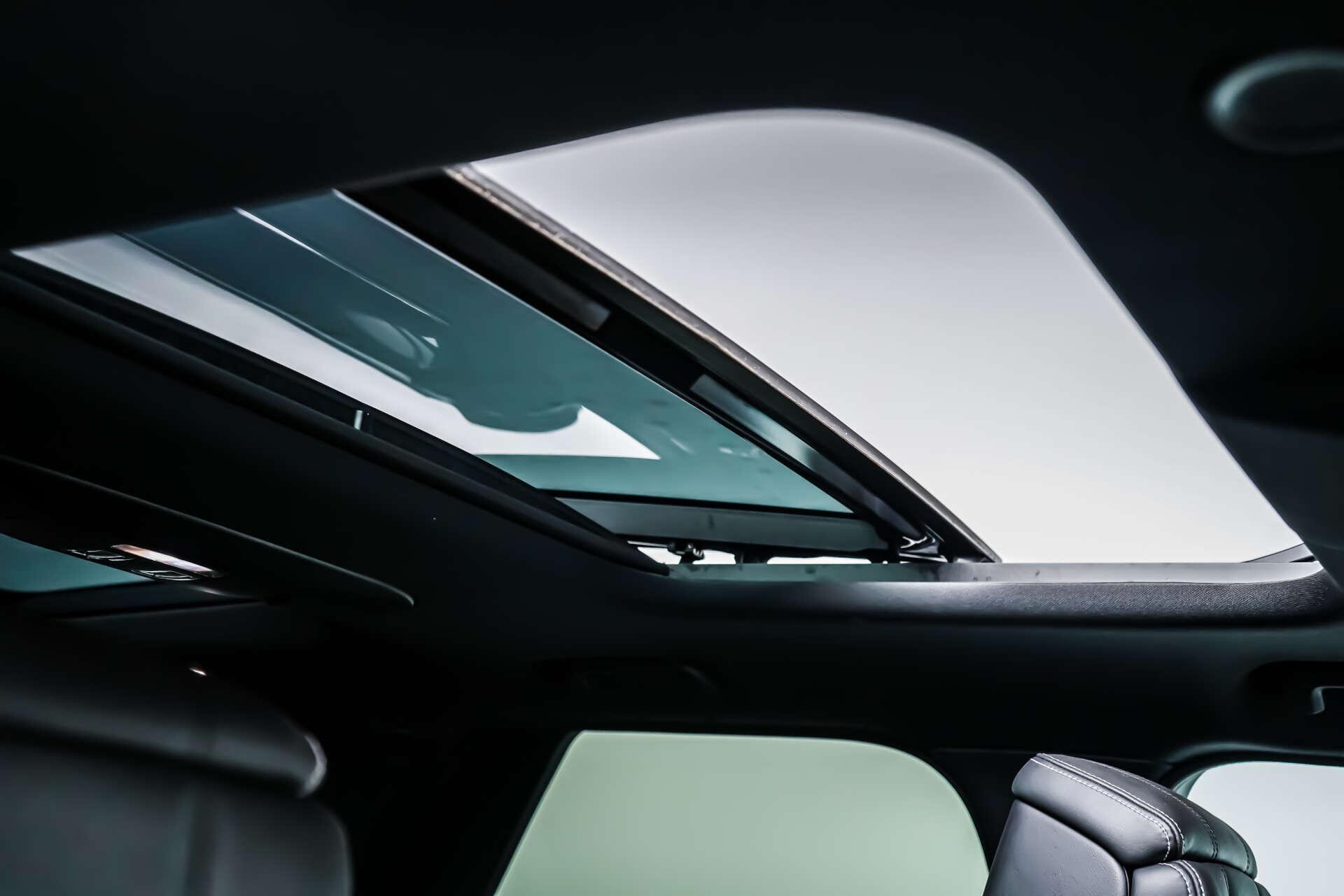 Land Rover Discovery view 3