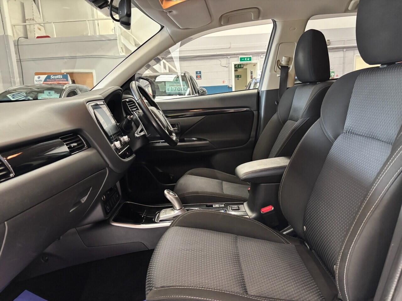 Mitsubishi Outlander view 25