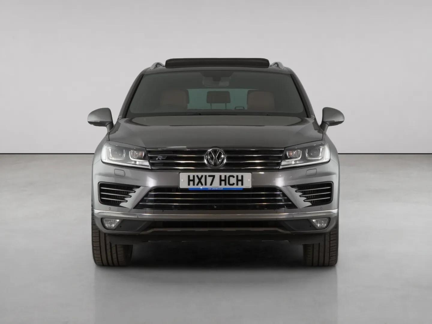 Volkswagen Touareg view 5