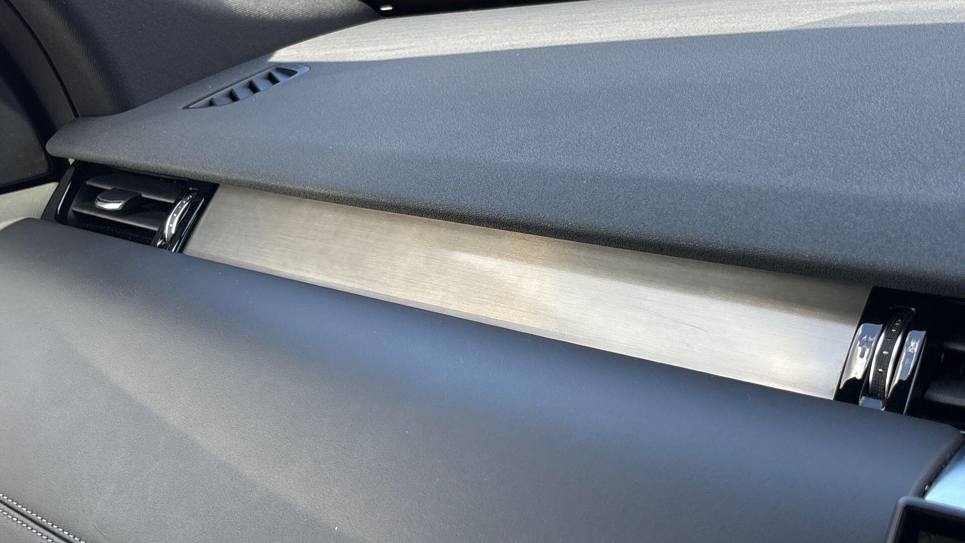Land Rover Discovery Sport view 32