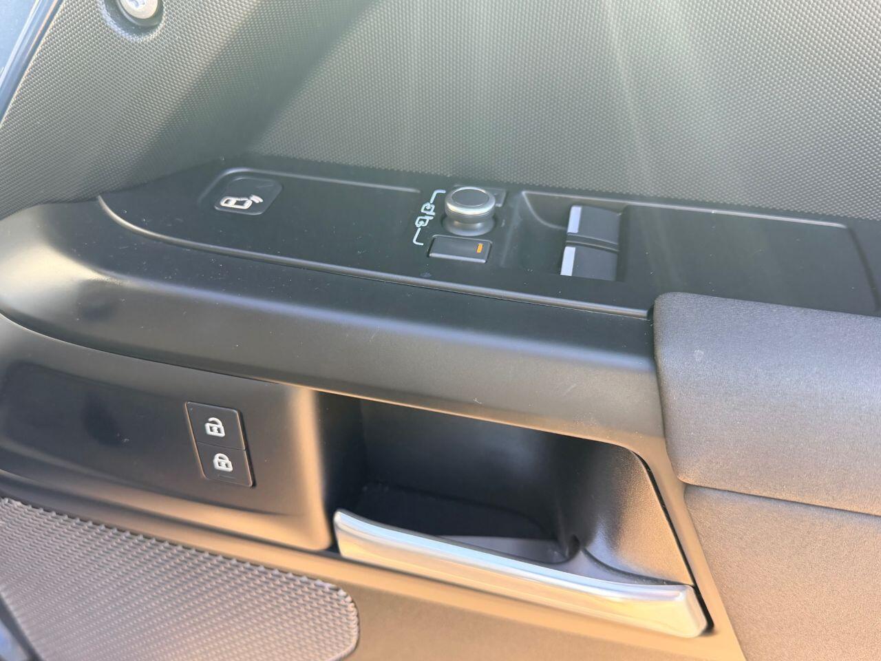 Land Rover Defender view 17
