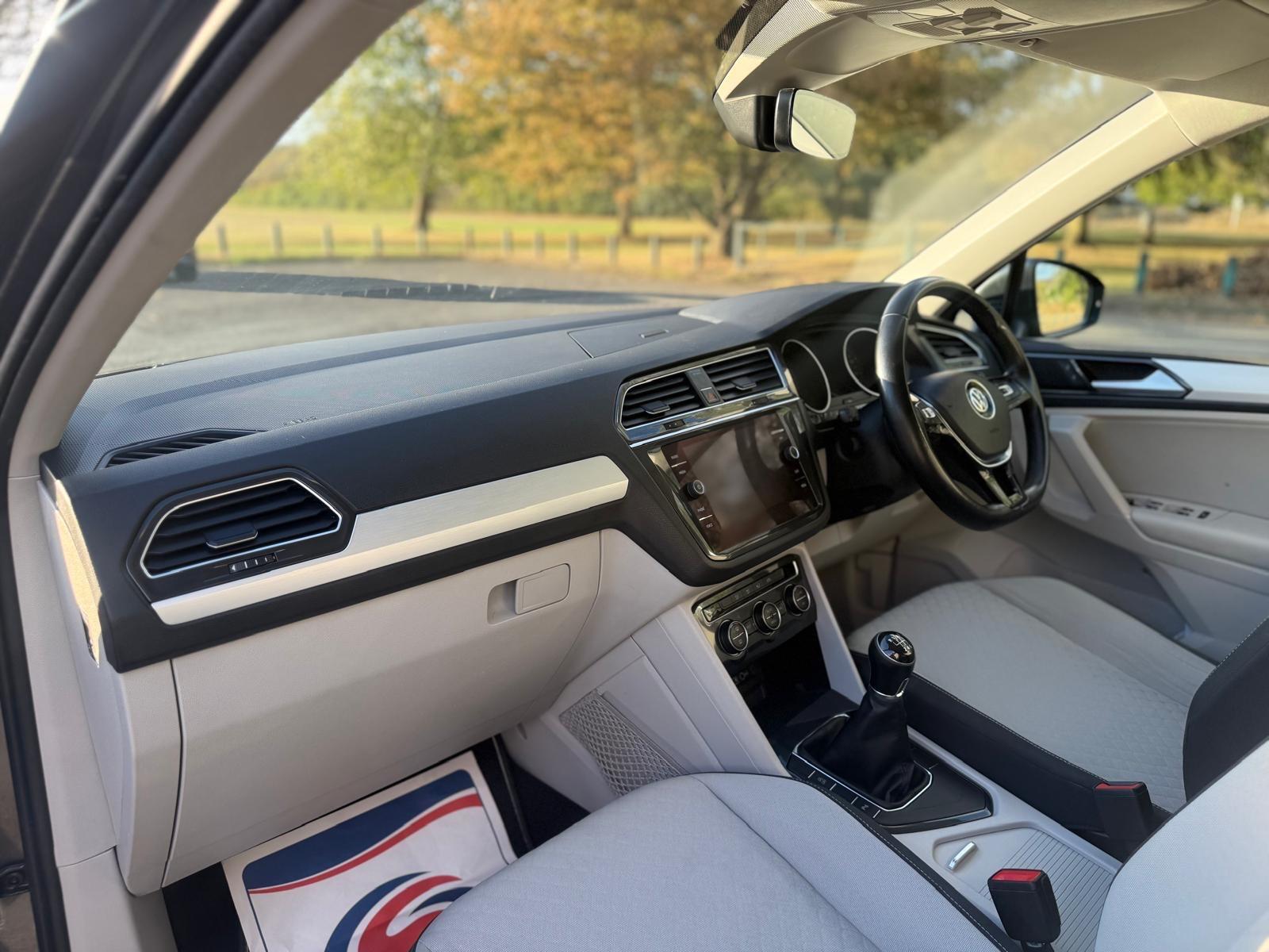 Volkswagen Tiguan view 24
