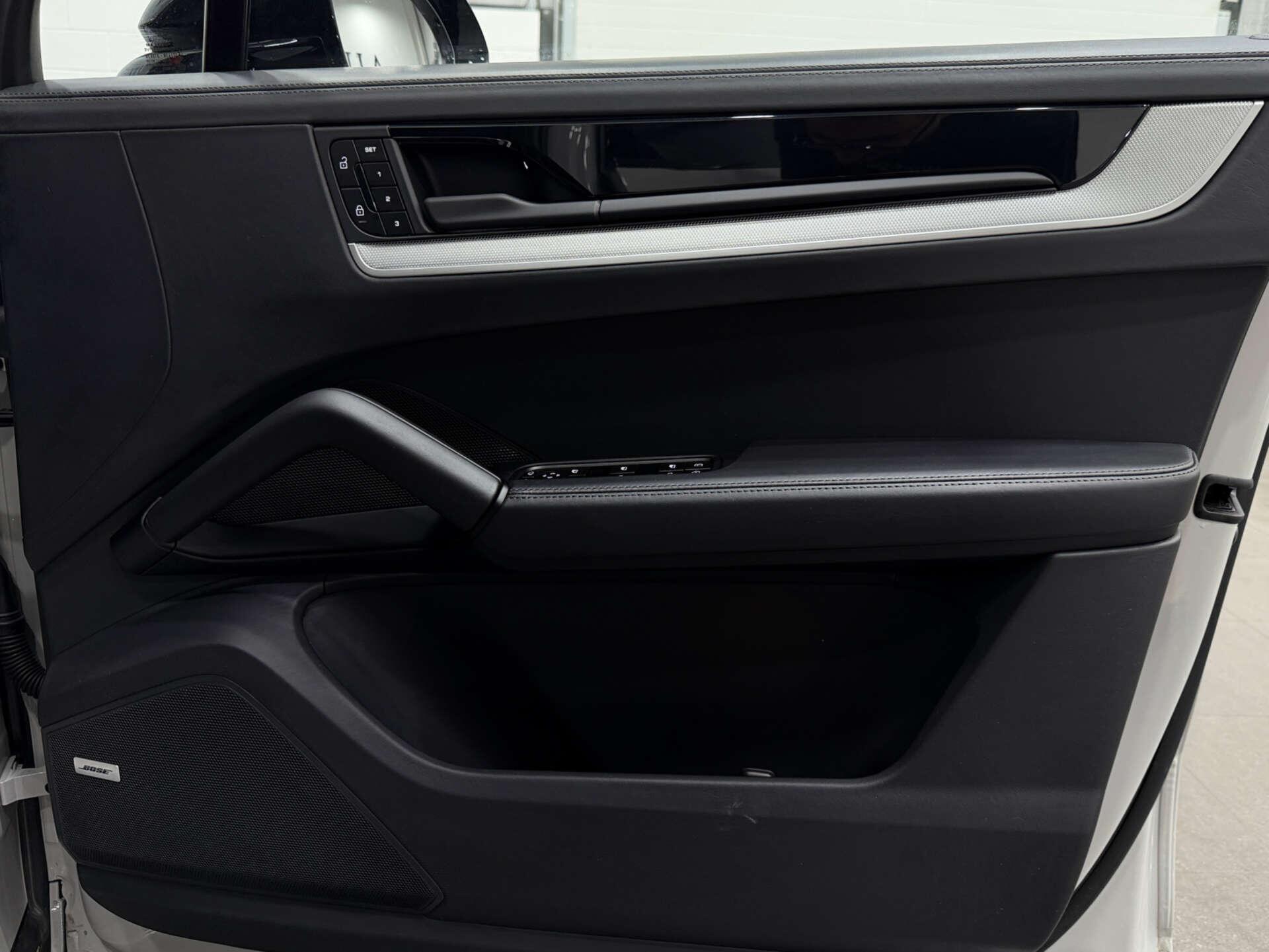 Porsche Cayenne view 40