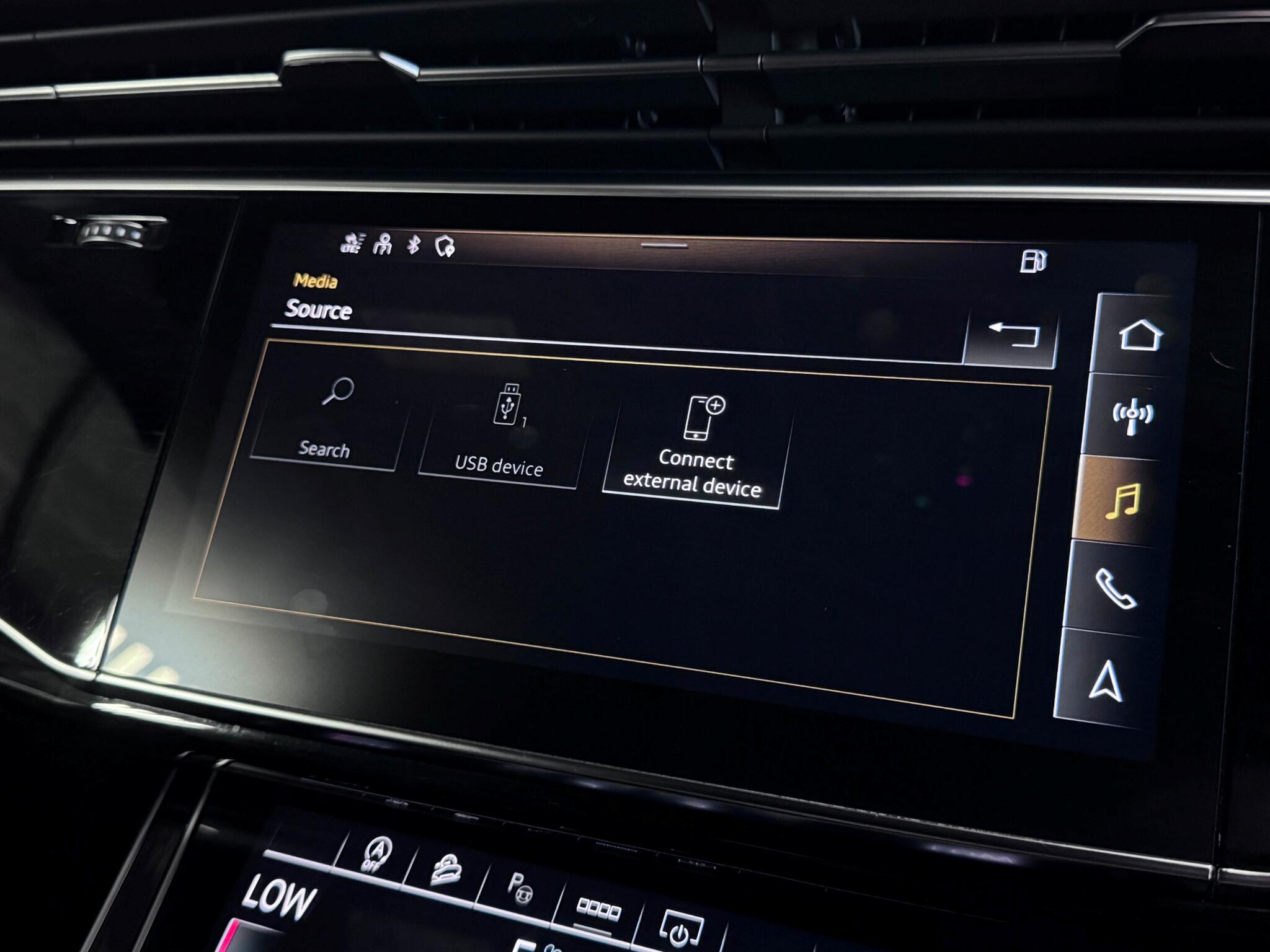 Audi Q8 view 45