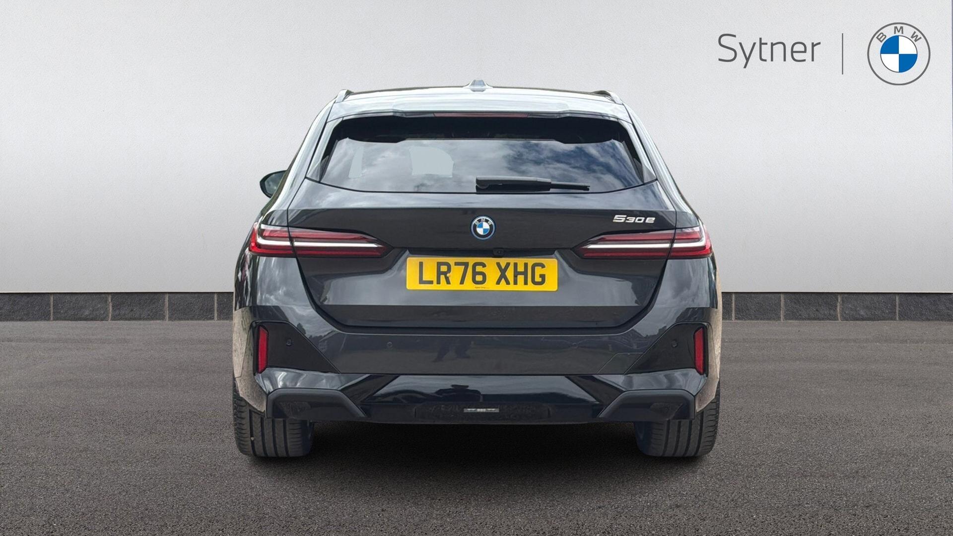 BMW 5 Series view 15