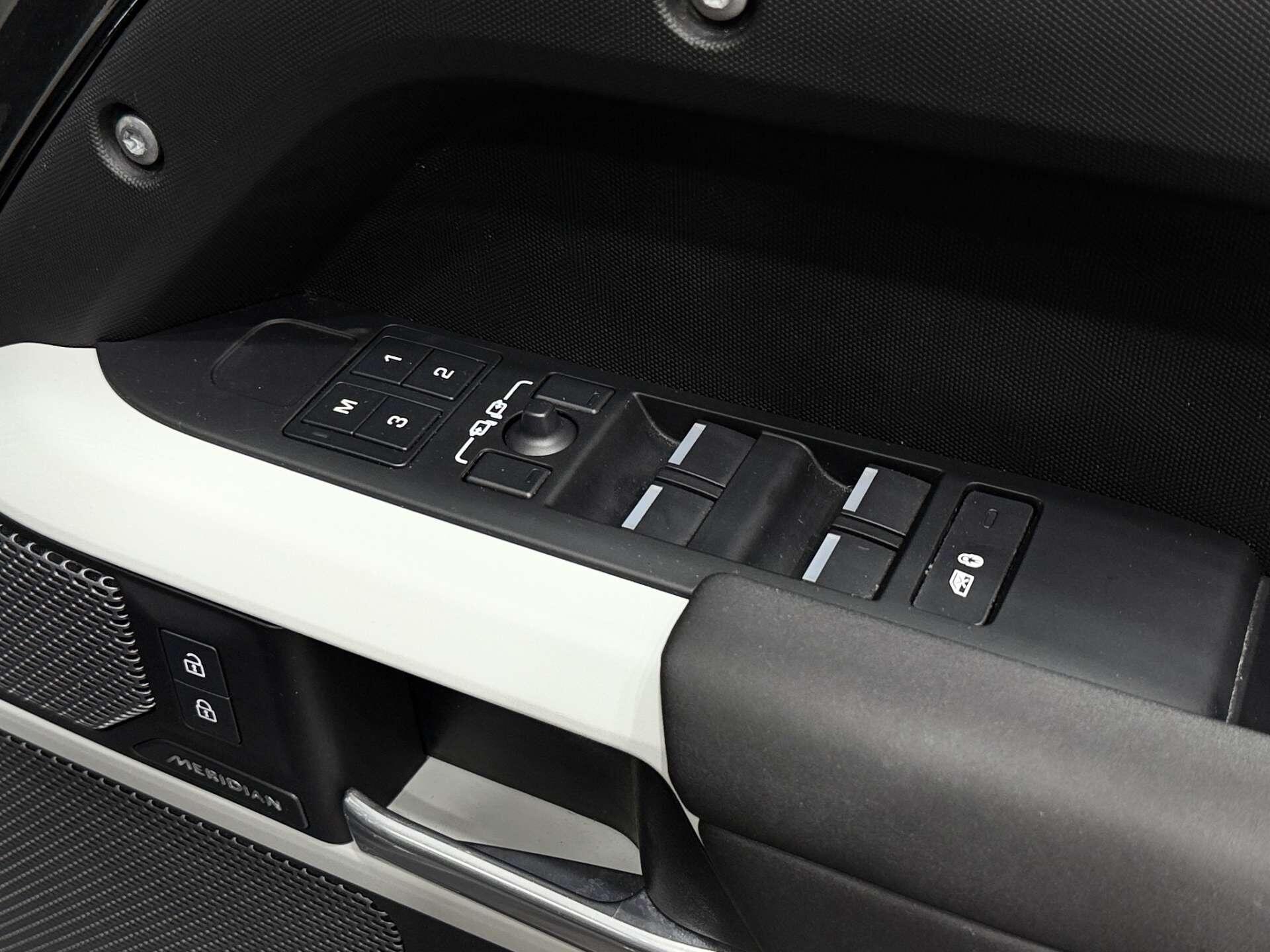 Land Rover Defender view 33