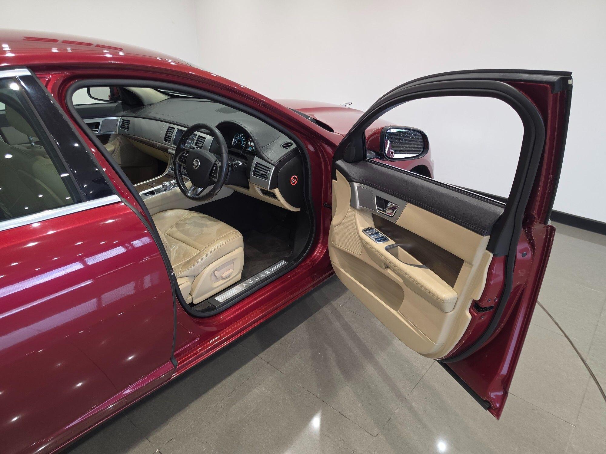 Jaguar XF view 49