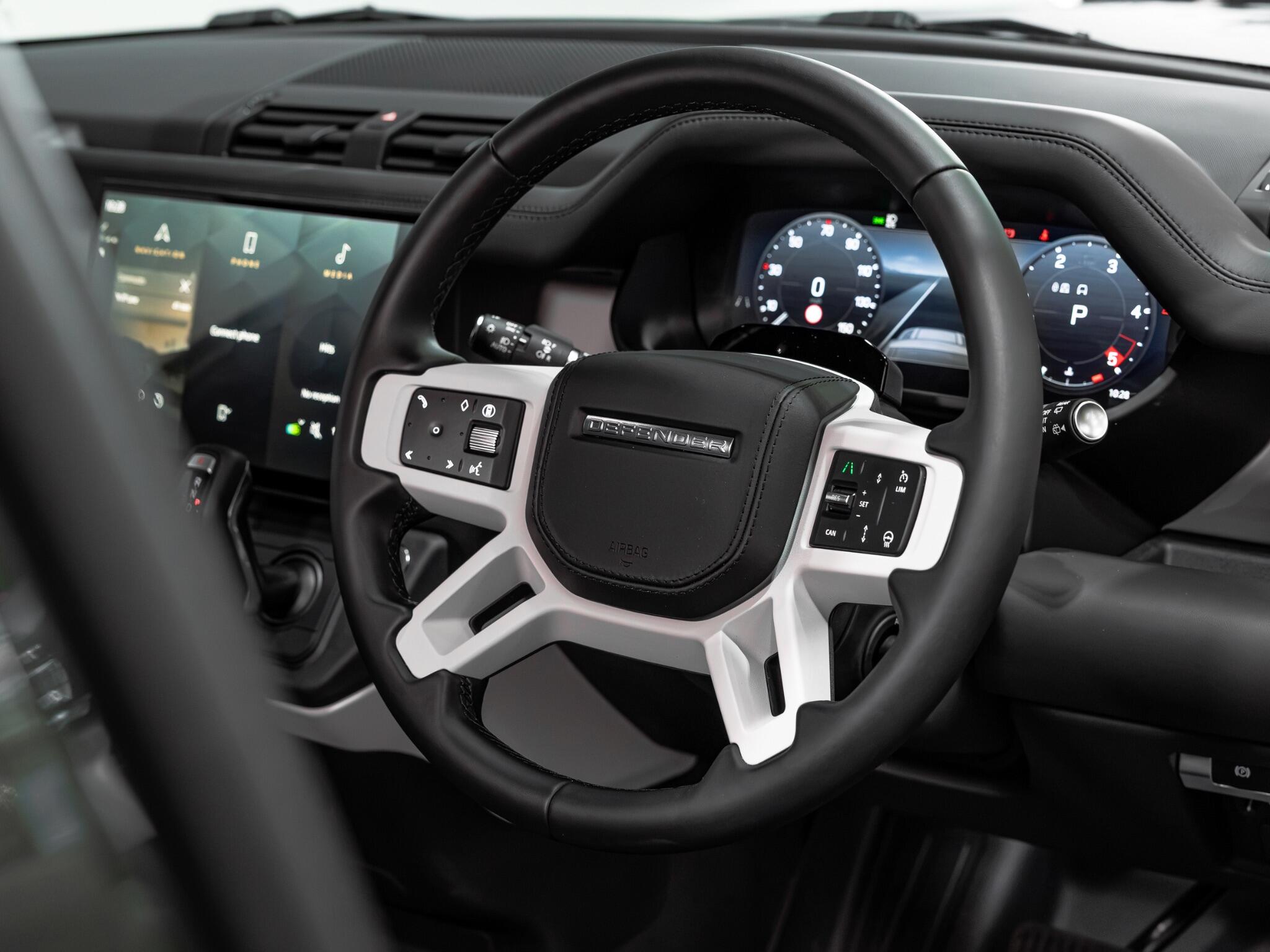 Land Rover Defender 110 view 17