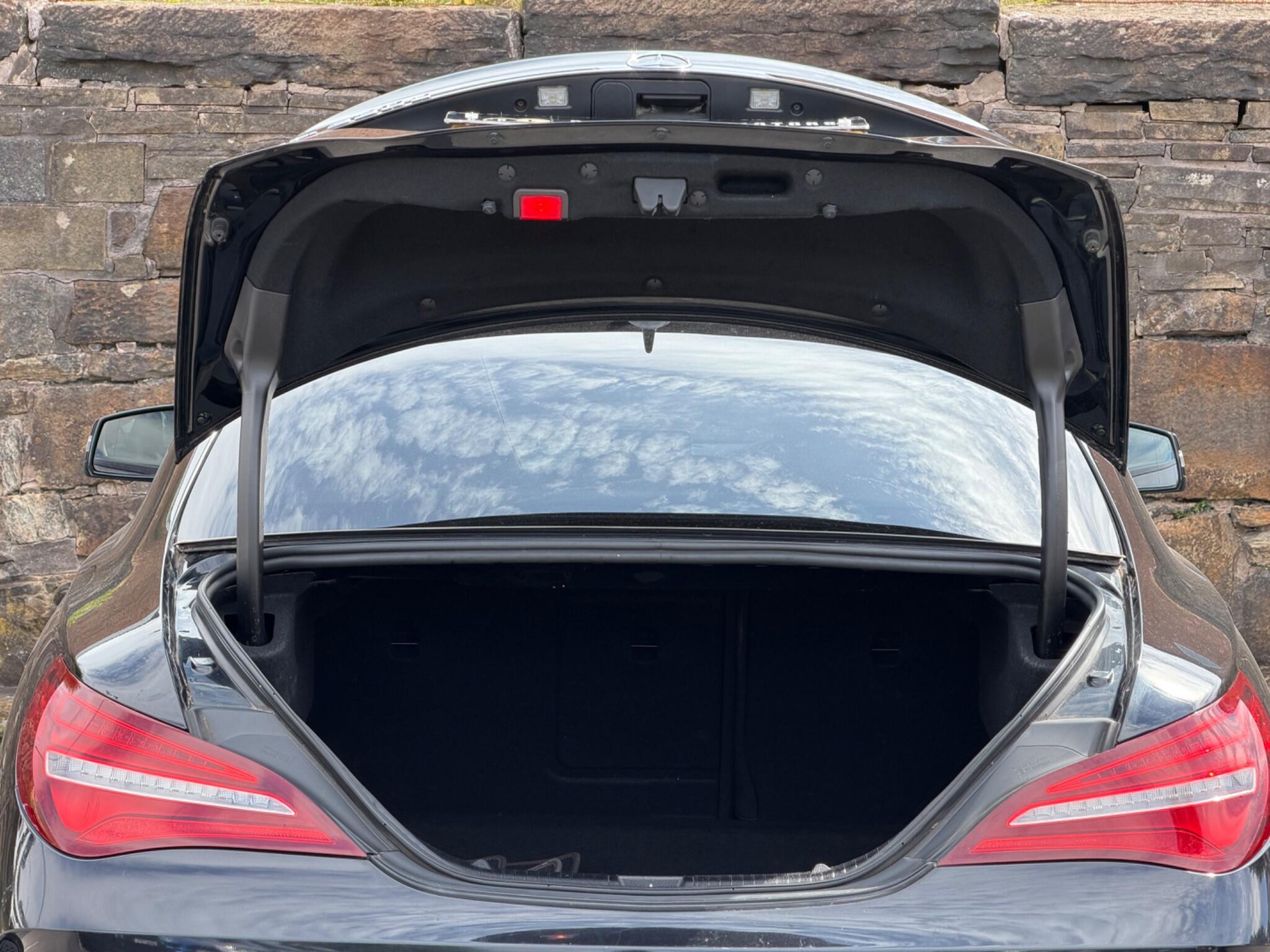Mercedes-Benz Cla view 24