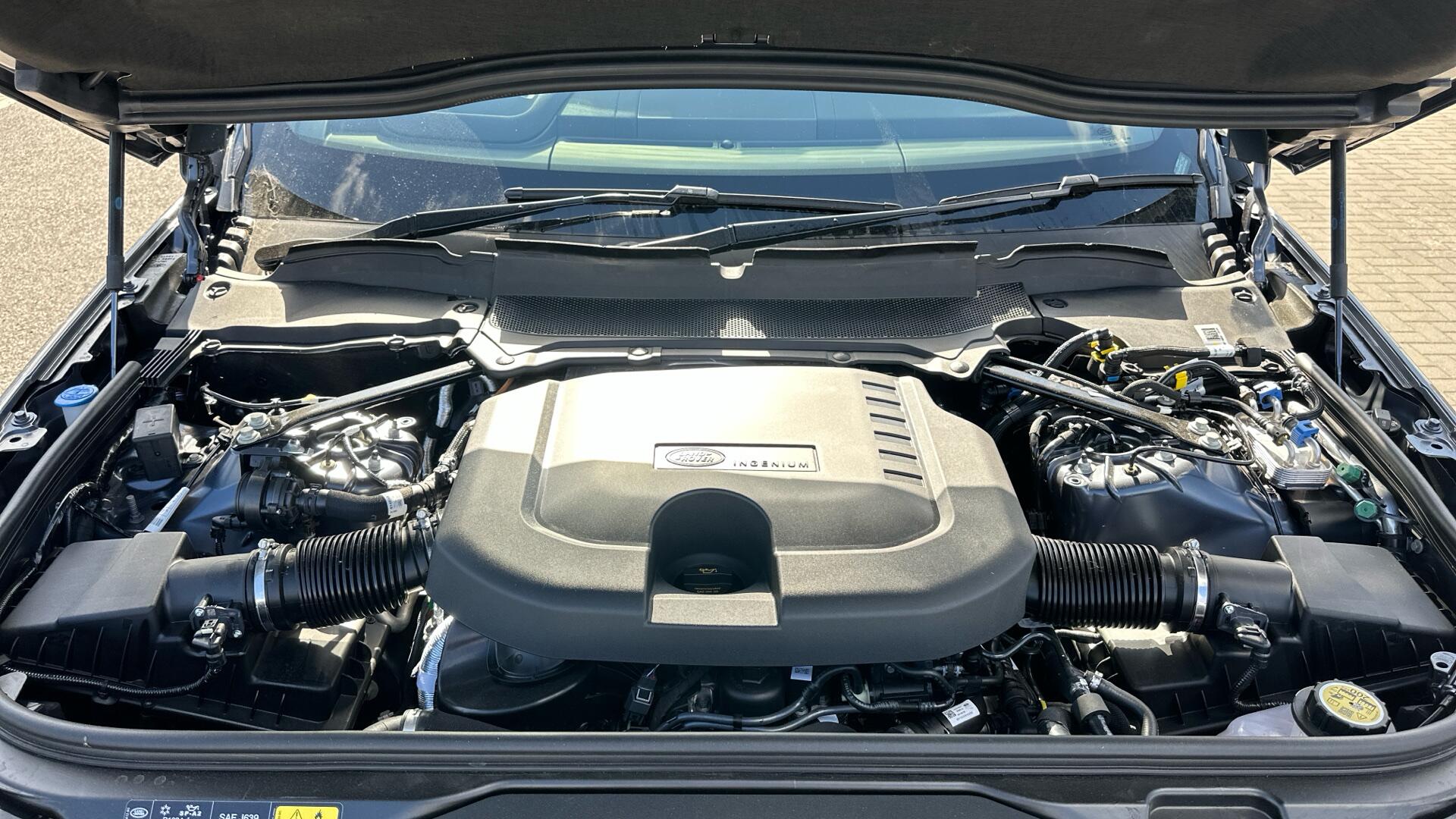 Land Rover Discovery view 16