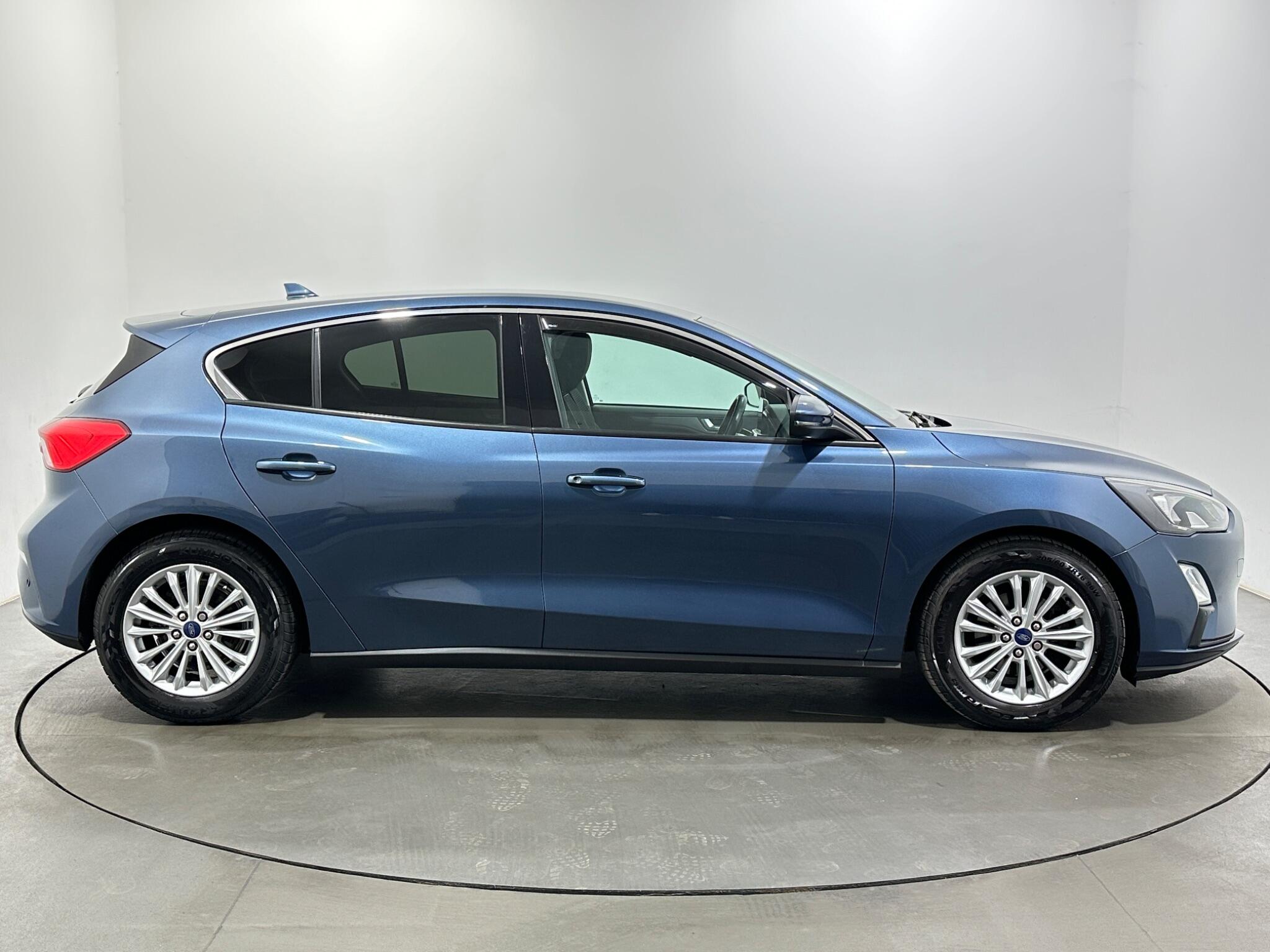 Ford Focus view 9