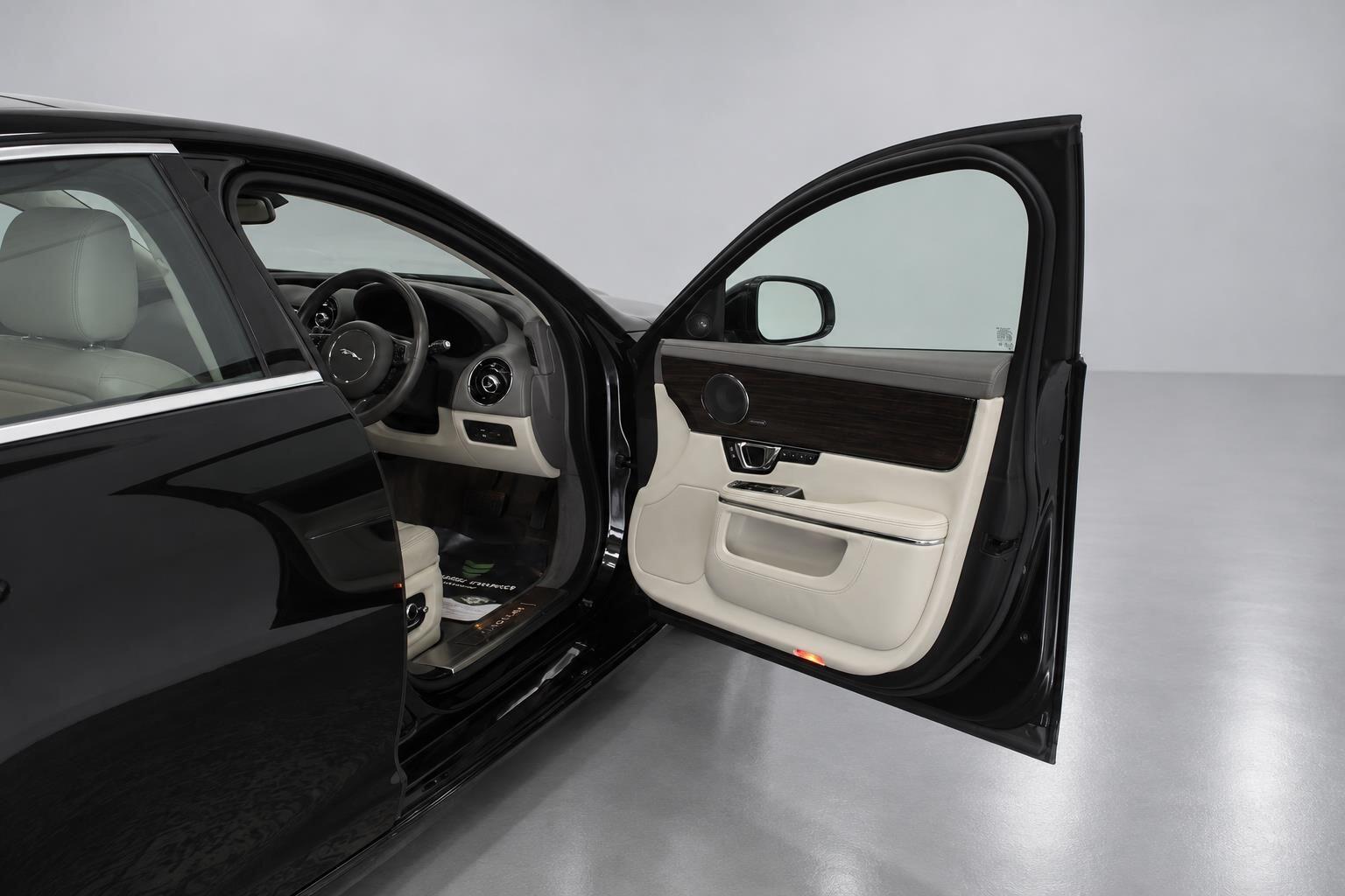 Jaguar XJ view 28