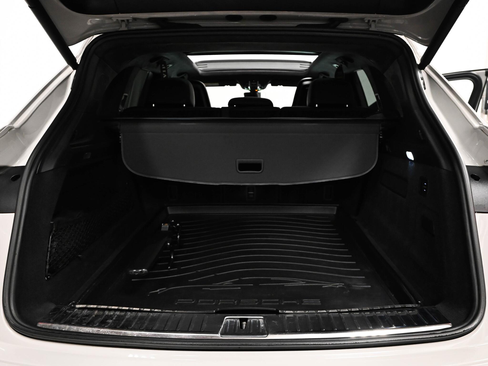 Porsche Cayenne view 8