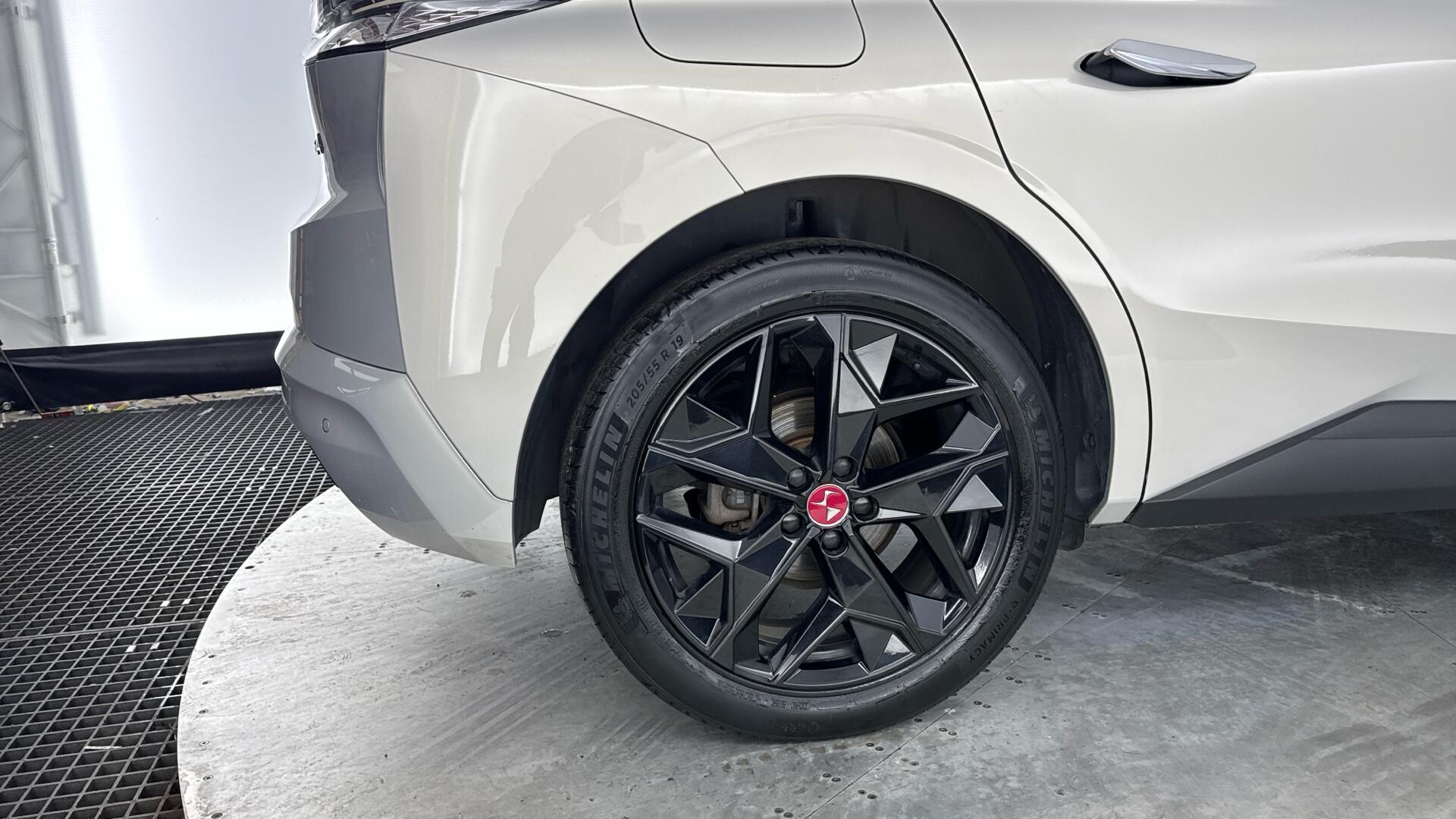 DS Automobiles DS 4 view 20