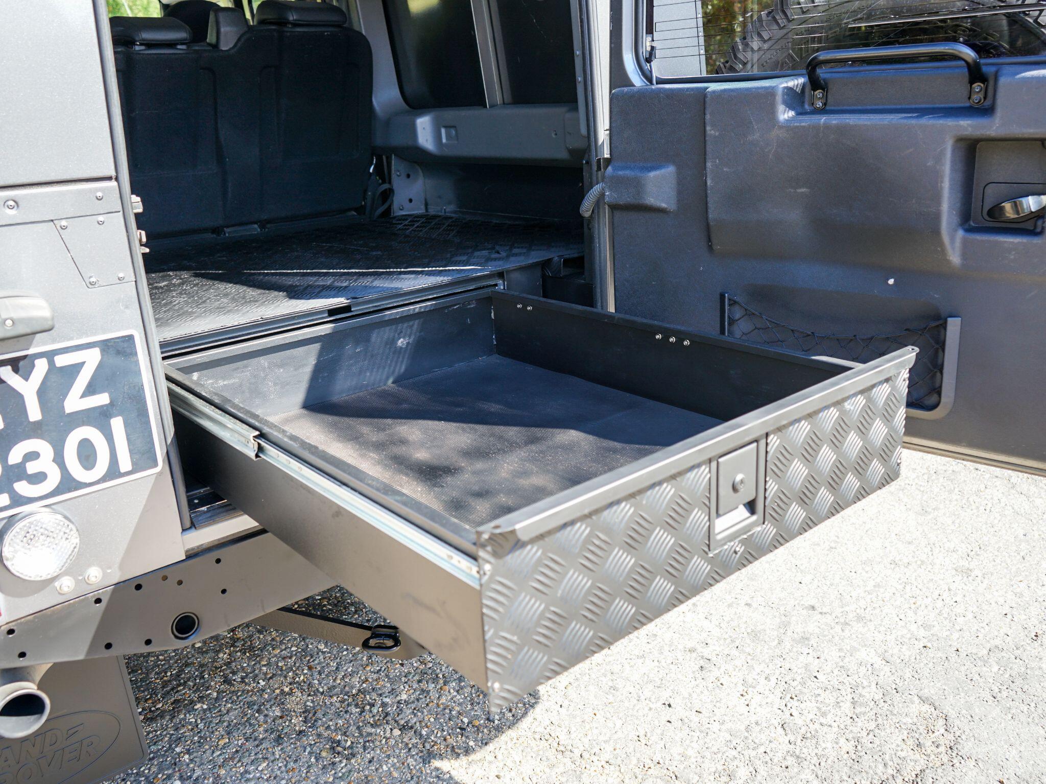 Land Rover Defender 110 view 20