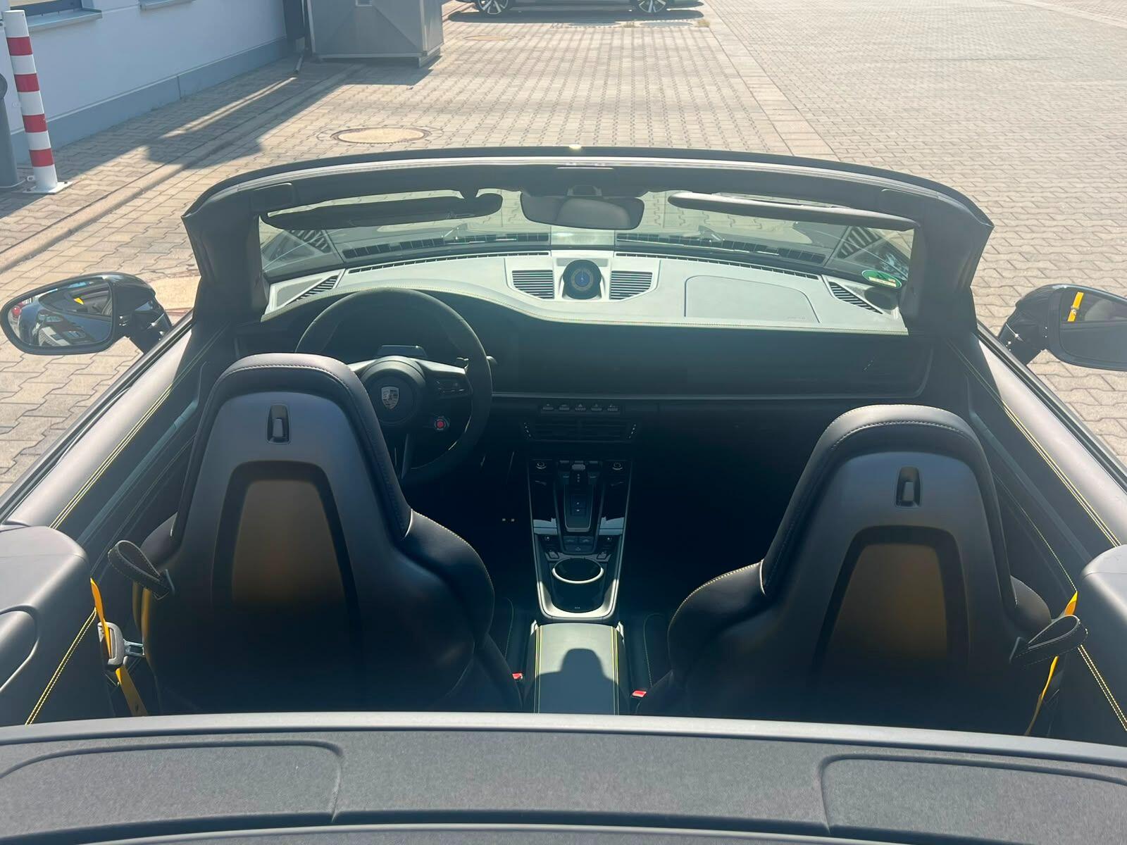 Porsche 911 view 16