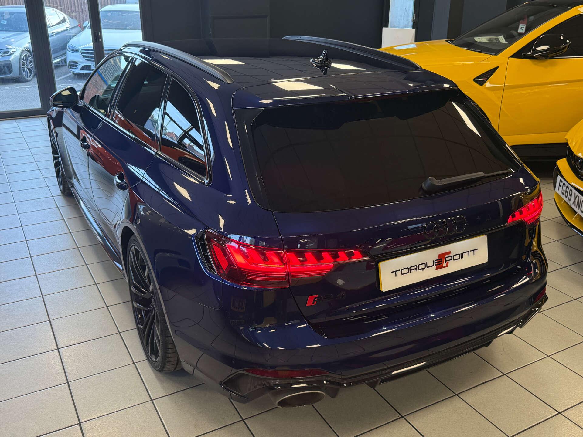 Audi RS4 view 30