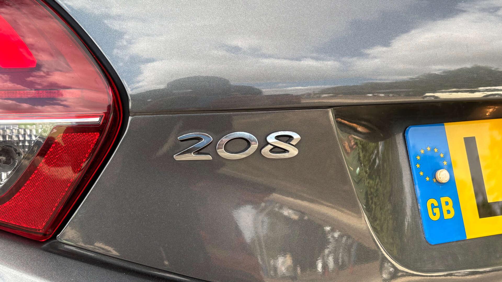 Peugeot 208 view 45