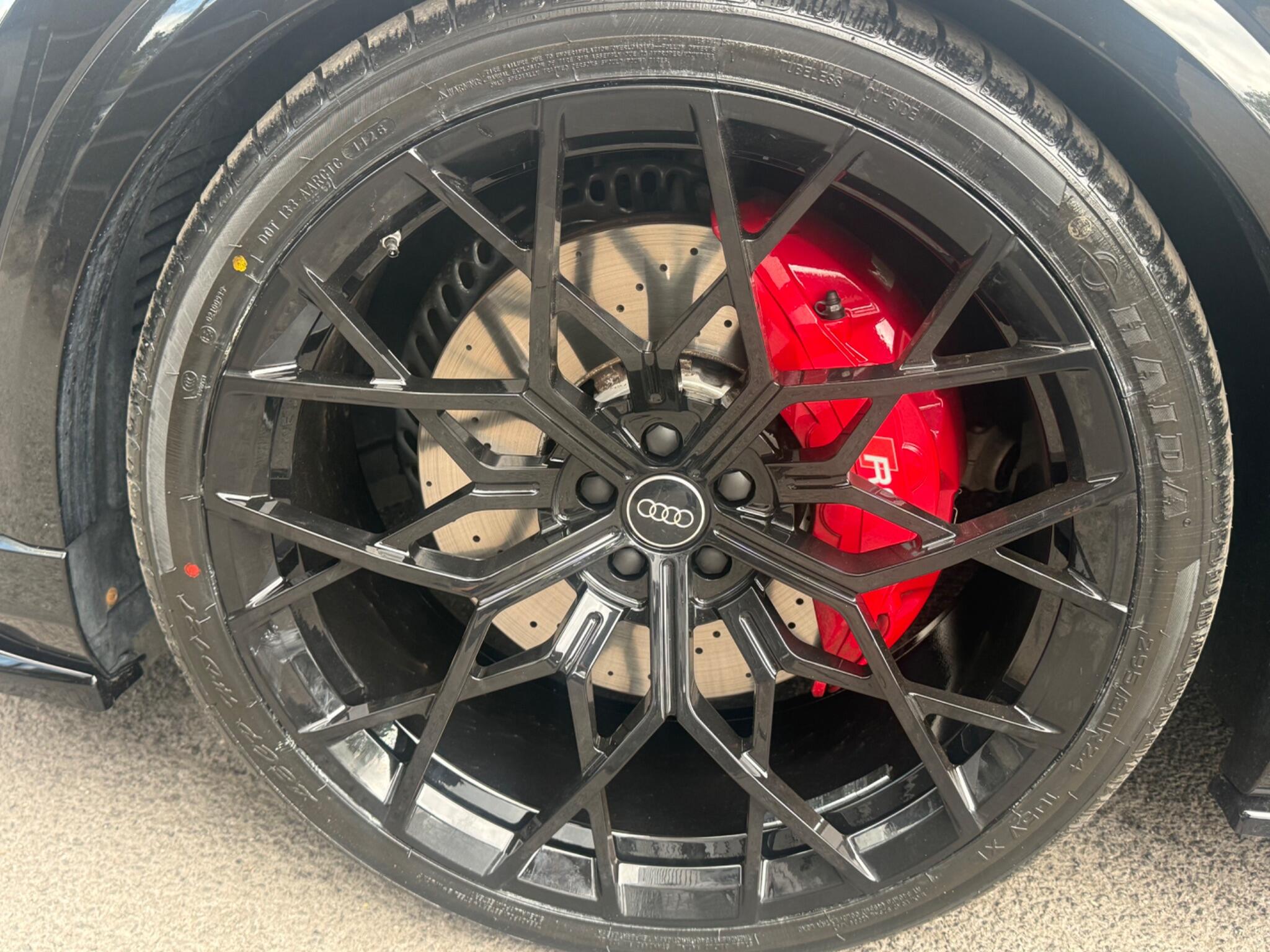 Audi RS Q8 view 23