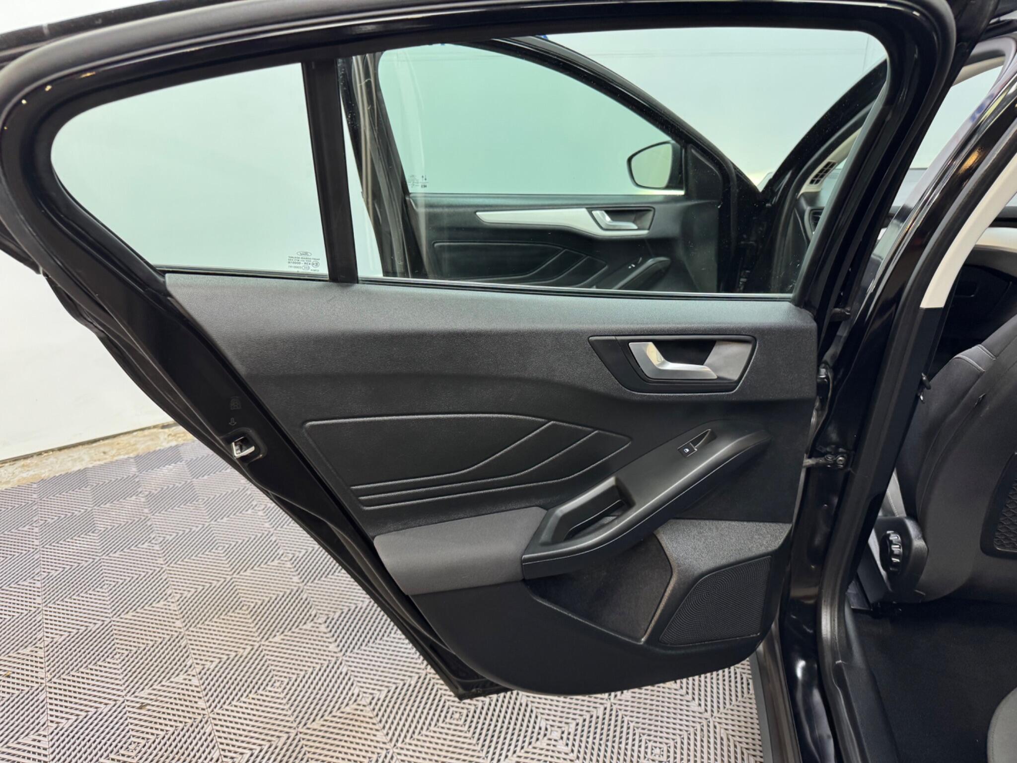 Ford Focus view 39