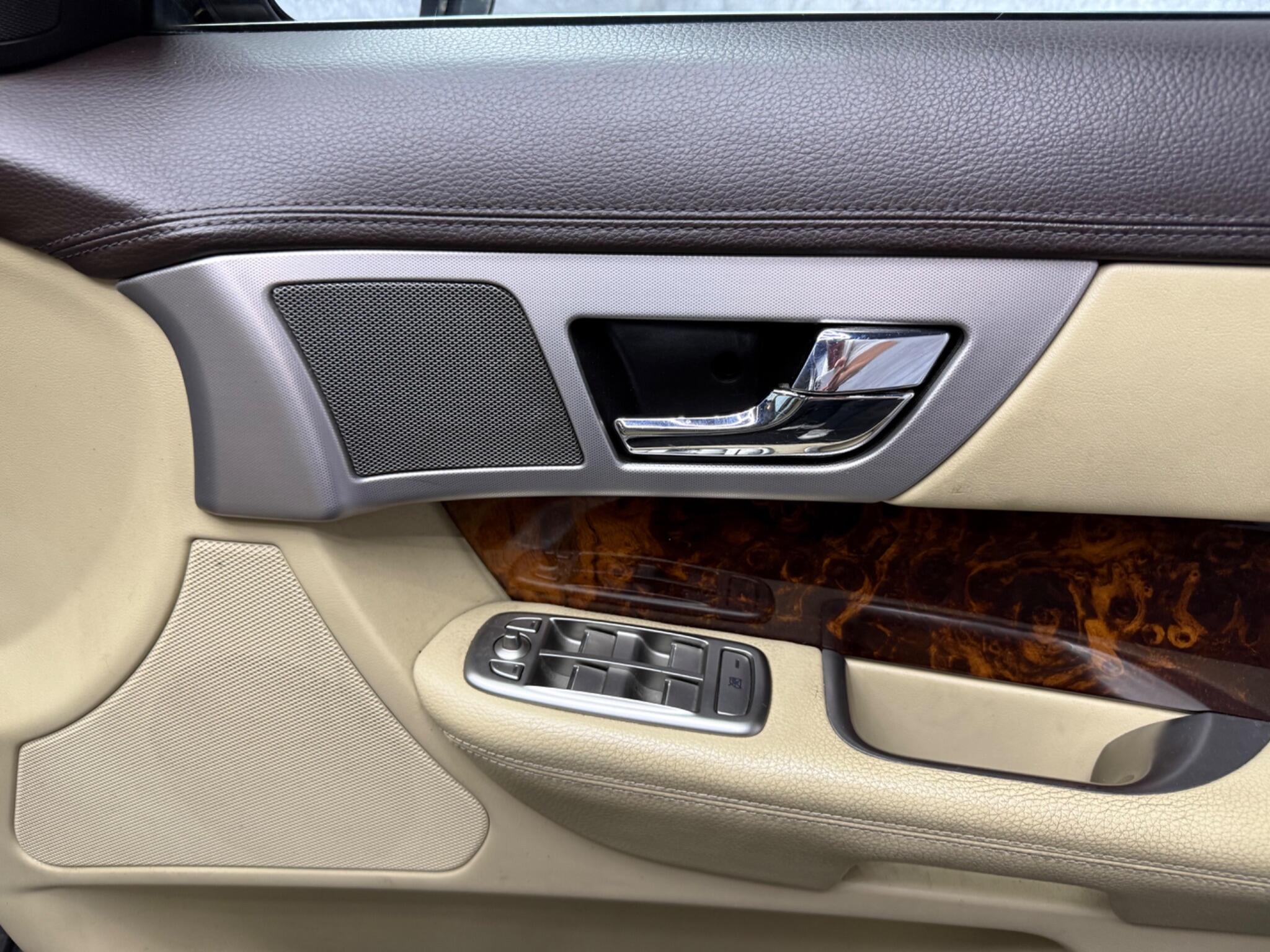 Jaguar XF view 18