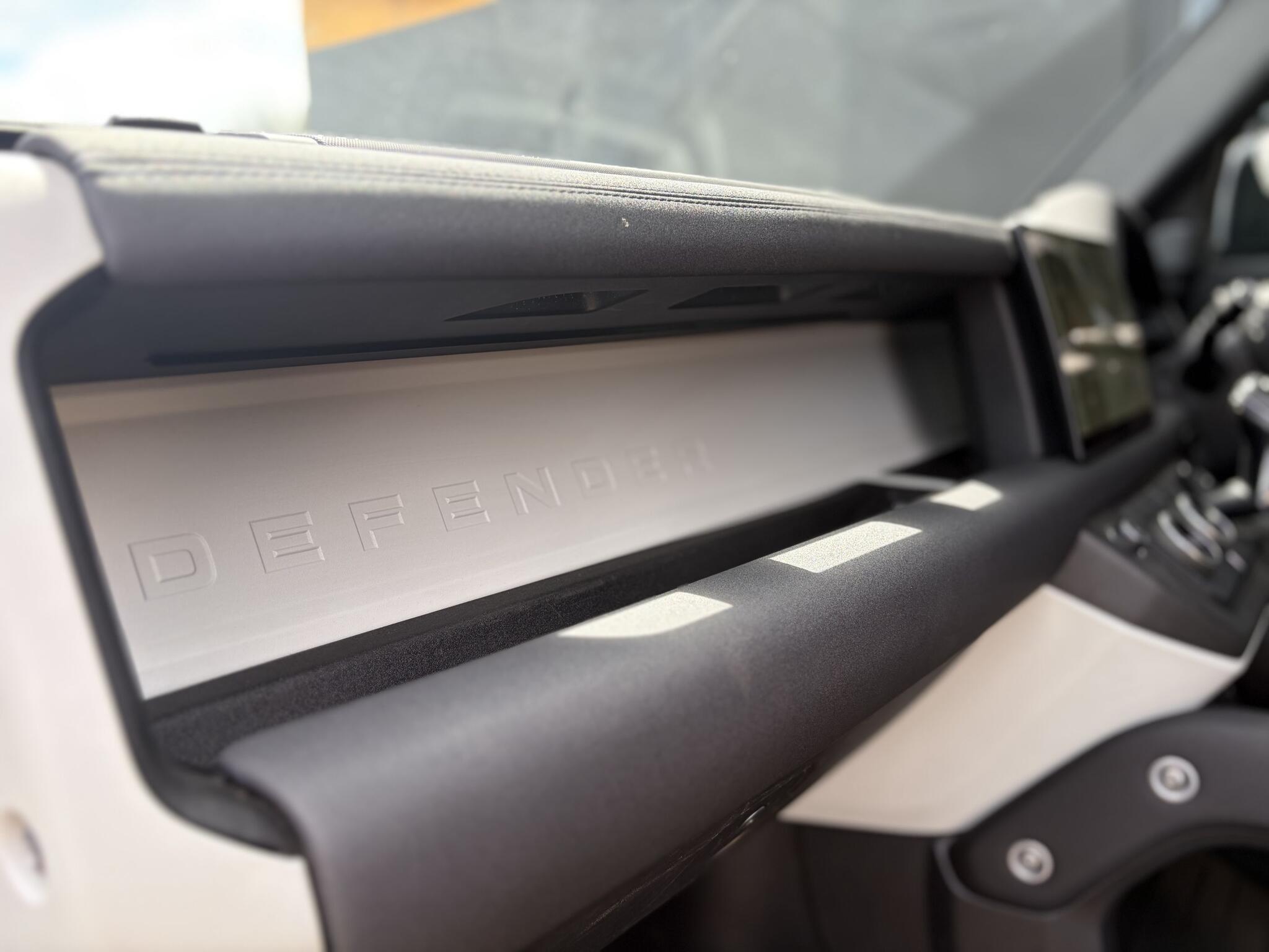 Land Rover Defender 90 view 18