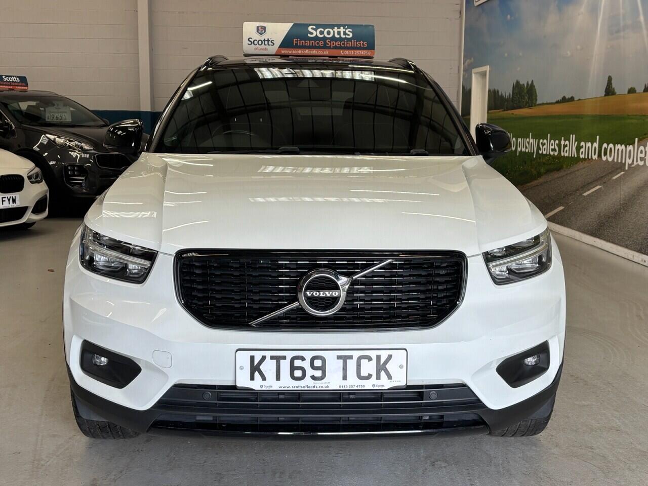 Volvo XC40 view 2