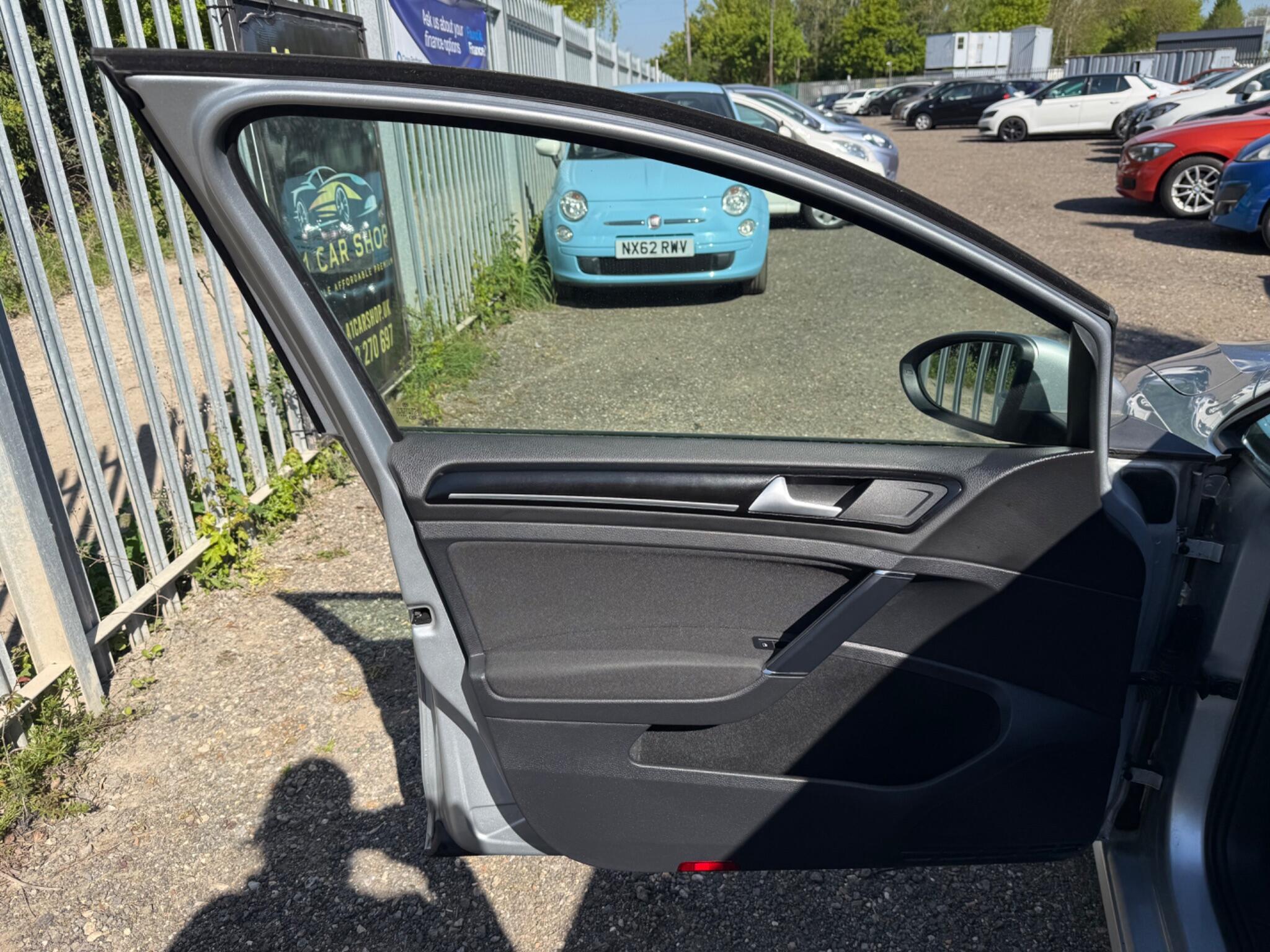 2014 Volkswagen Golf image 28
