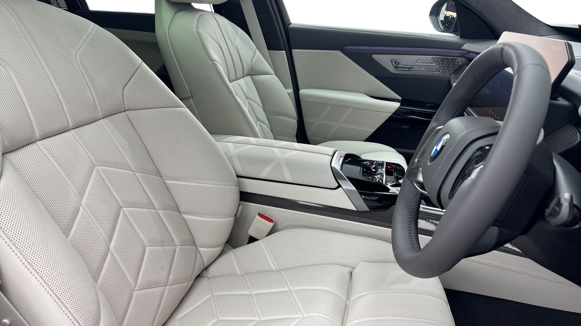 BMW i7 view 11