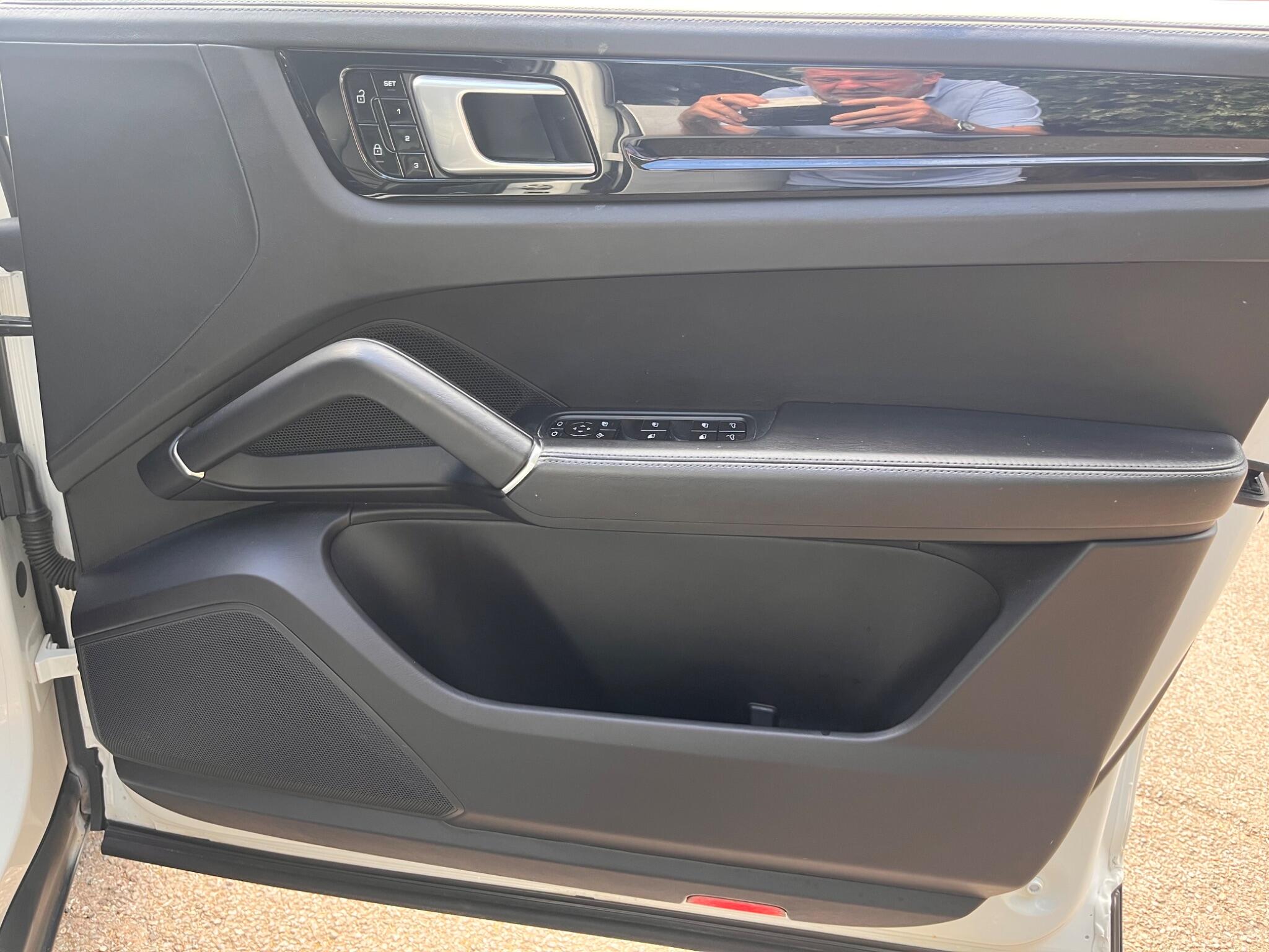 Porsche Cayenne view 31