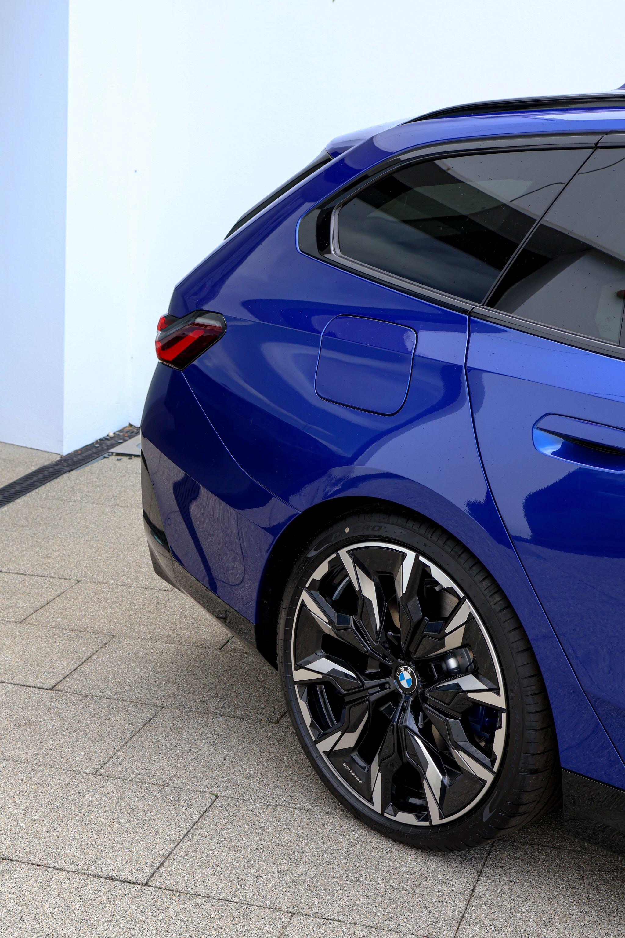BMW 5 Series view 6
