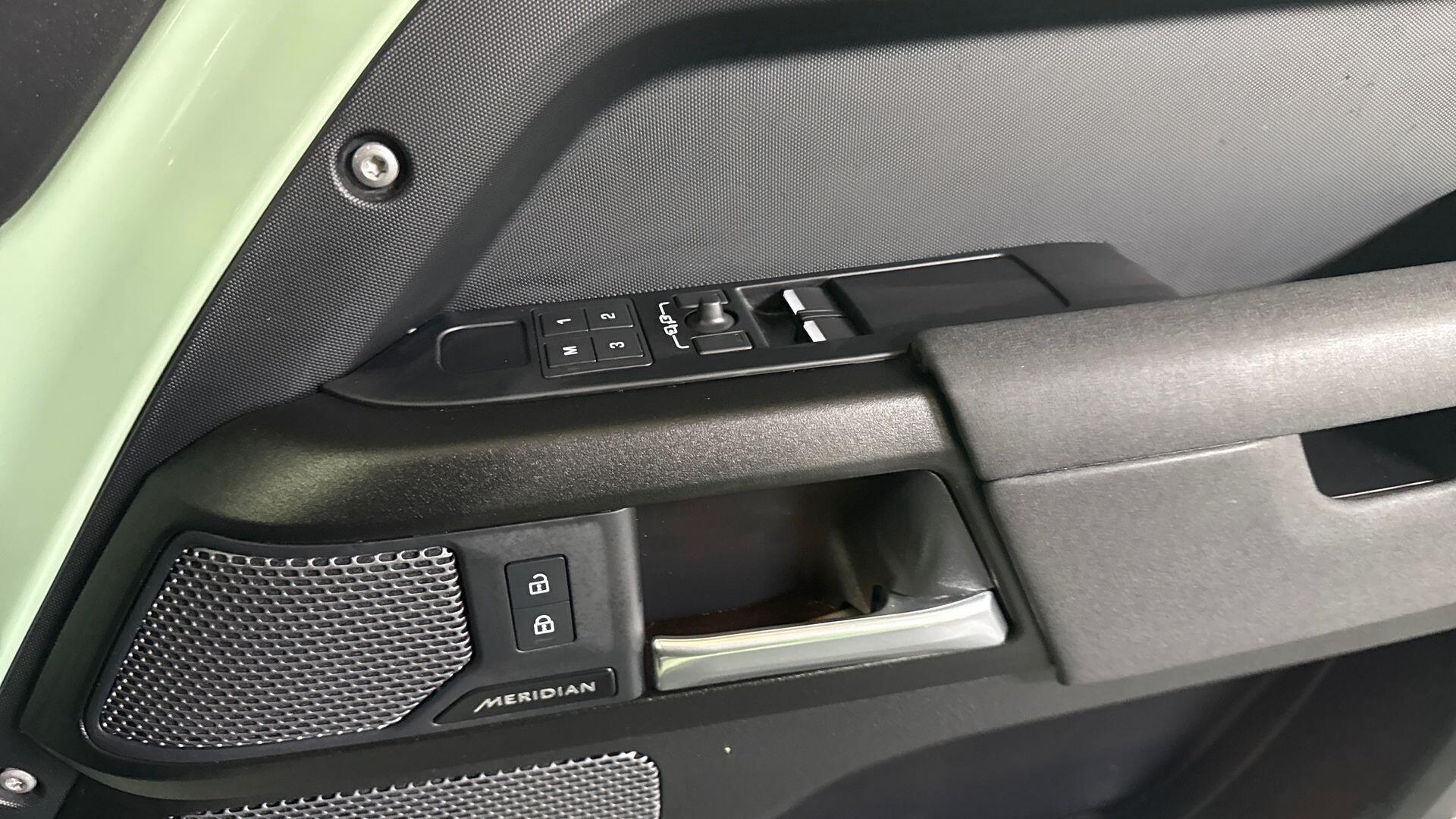 Land Rover Defender view 25